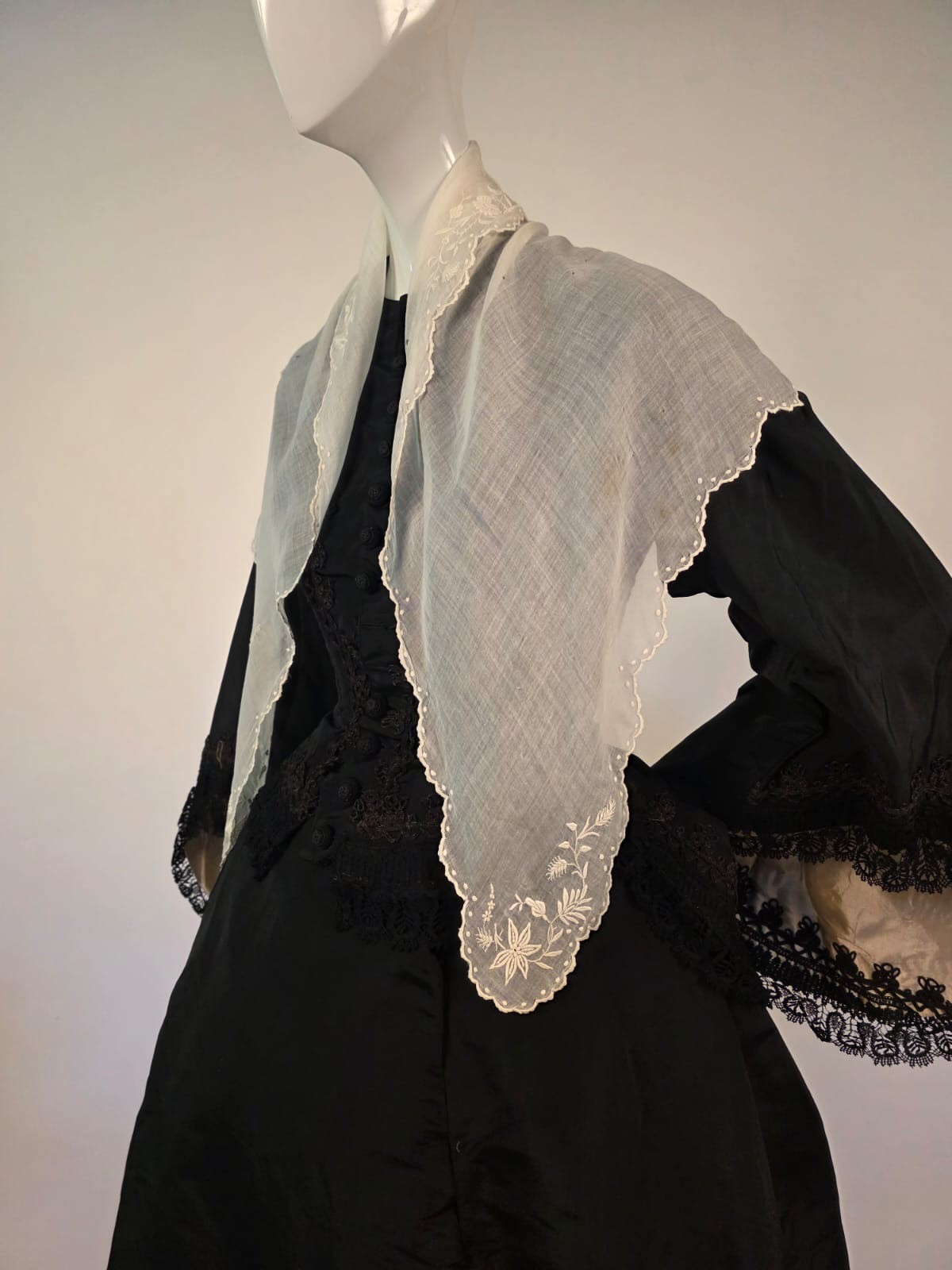 ANTIQUE 1830’S HAND EMBROIDERED MUSLIN PELERINE CAPE FOR DRESS 