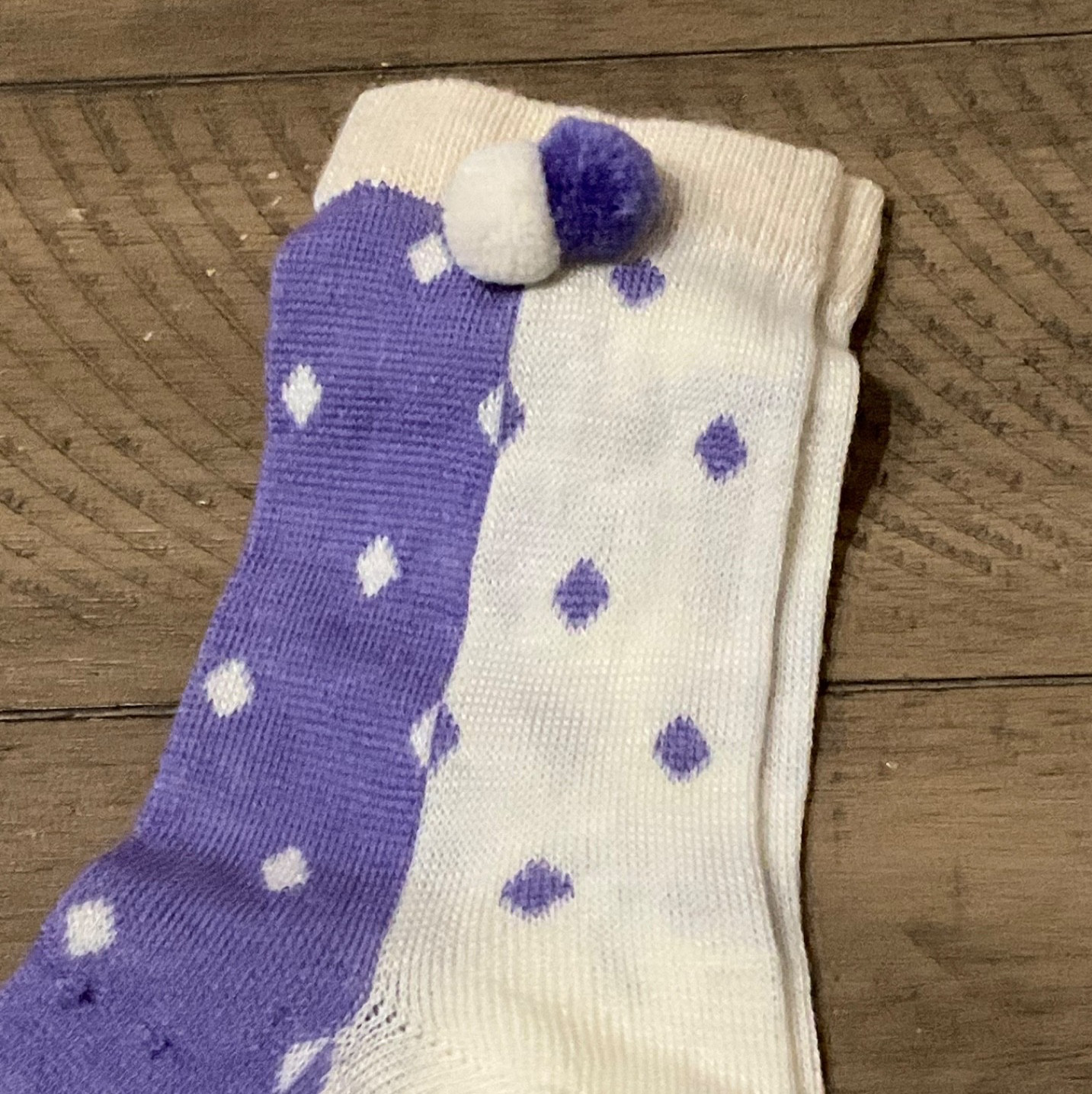RARE NWT VTG DEADSTOCK NOVELTY PURPLE & WHITE W/POM POMS LADIES SOCKS