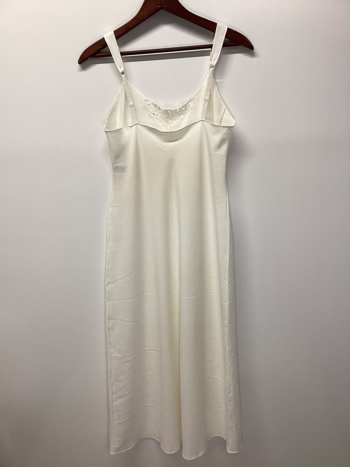VINTAGE VANITY FAIR LONG IVORY SLIP DRESS STYLE 10-631 SIZE 32 32″/38 CLASSIC US
