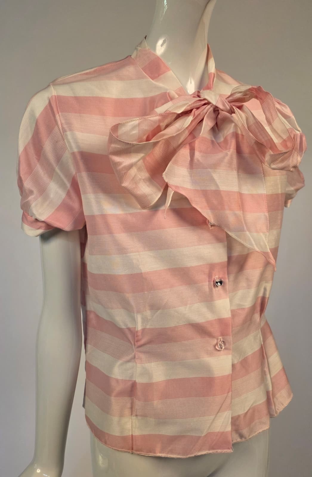 VINTAGE 1940’S PINK + WHITE STRIPED BLOUSE W LARGE PUSSY BOW FRONT