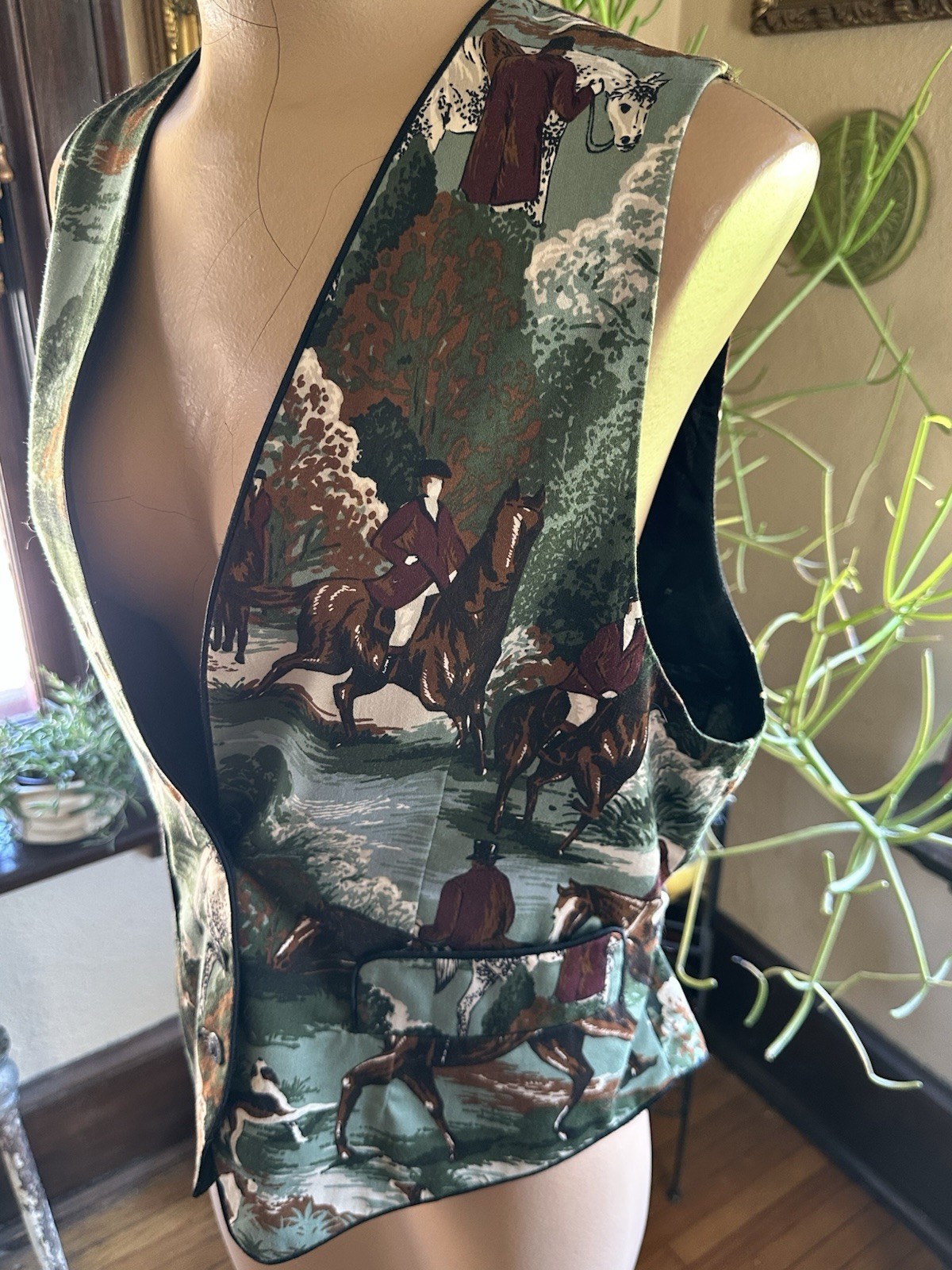 Crazy Horse Vest Size. M English Countryside Hunting Scene Vintage 90s