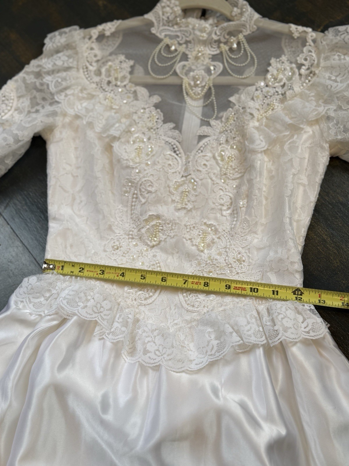 Vintage Bridal Gown Wedding Dress – White- Lace- Beautiful Detailing Medium 6-8