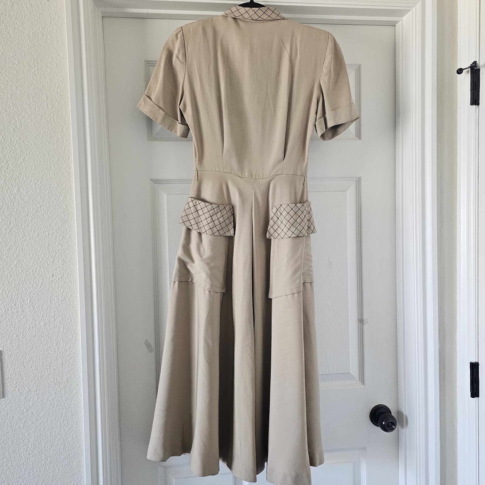 1940s Vintage Tan Dressing Gown Day Dress Zipper Keyhole Oversized Pockets #35