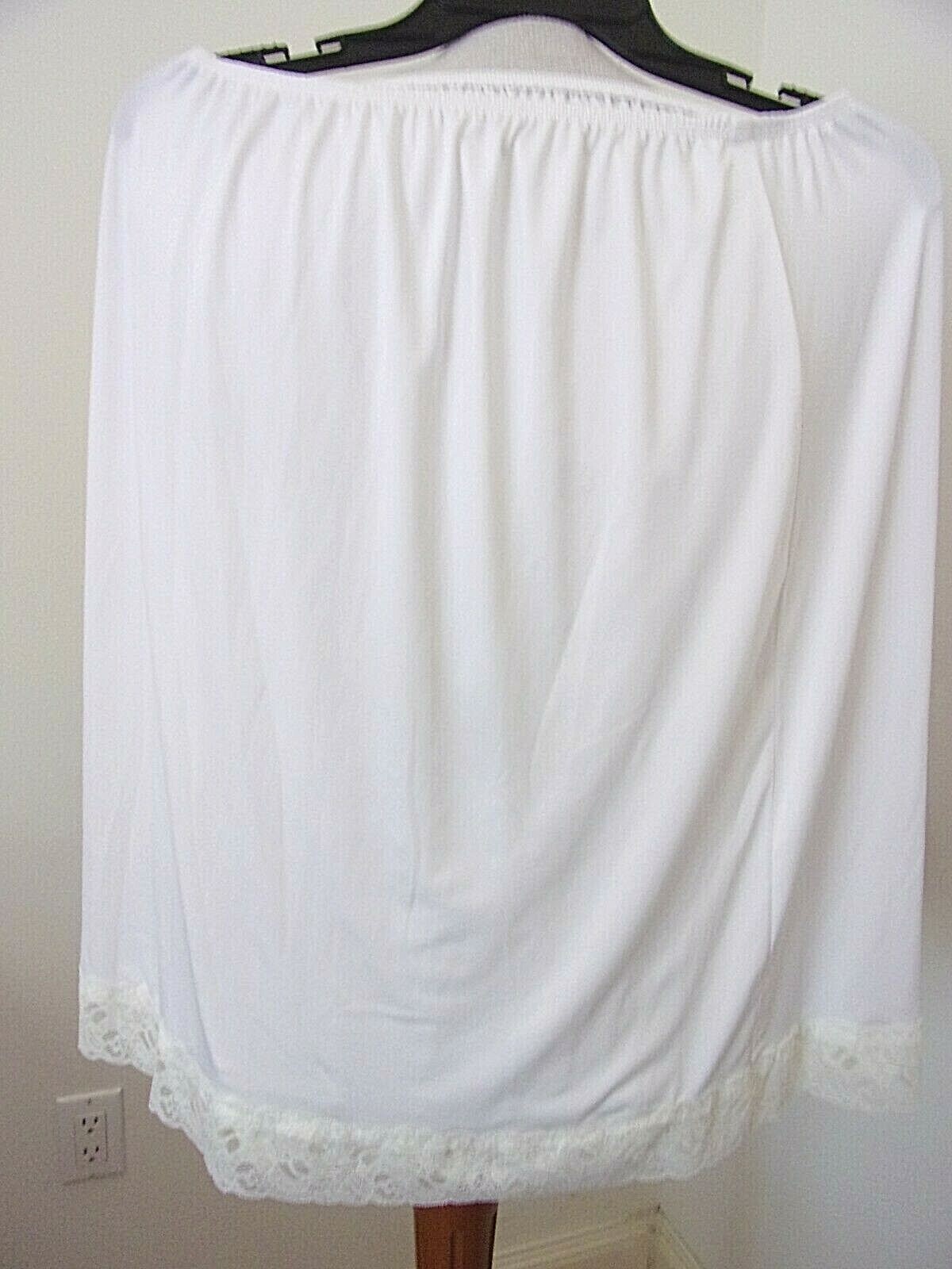 VINTAGE JONES NEW YORK SIZE LARGE 30/32 CREAMY WHITE NYLON 1/2 SLIP
