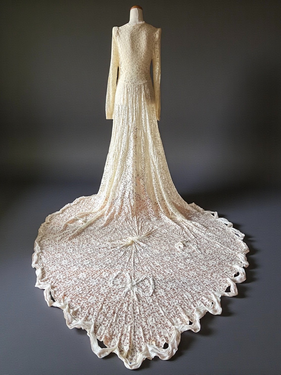 Rare 1930s Sheer Chantilly Lace Wedding Dress Gown – Long Catherdral 2.5m Train