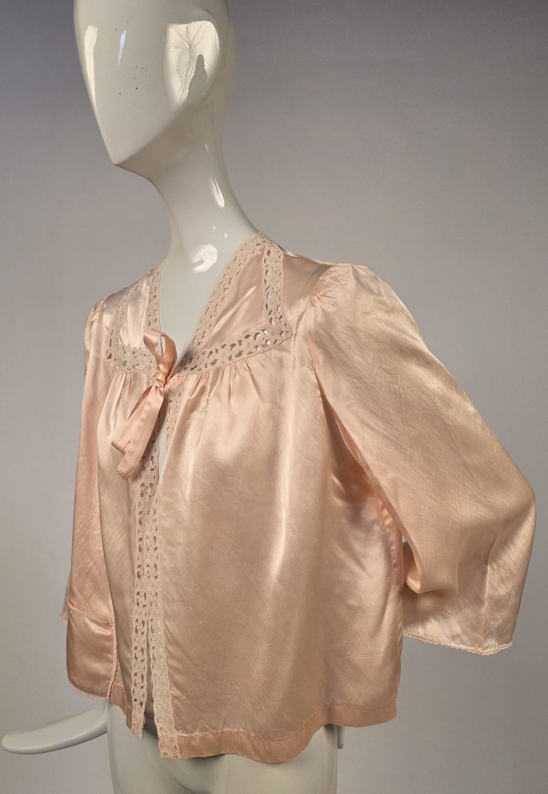 ANTIQUE 1930’S SLIPPERY SATIN FINISH RAYON BED JACKET W LACE