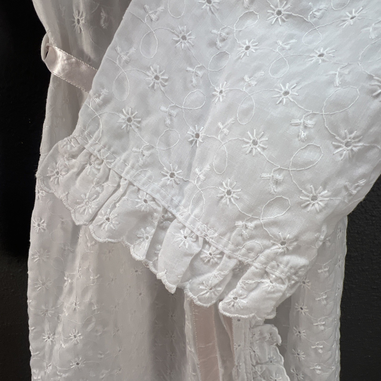 Night Flowers Vtg eyelet Tie Robe Women’s S Ruffled Collar Long Granny Core USA