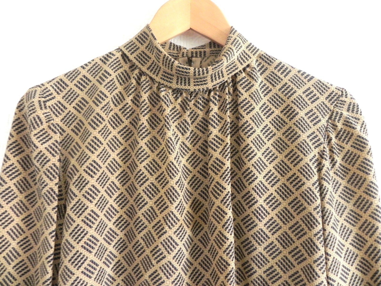 Vtg David Hayes Blouse 100% Silk Long Sleeve High Neck Back Zip Size 4