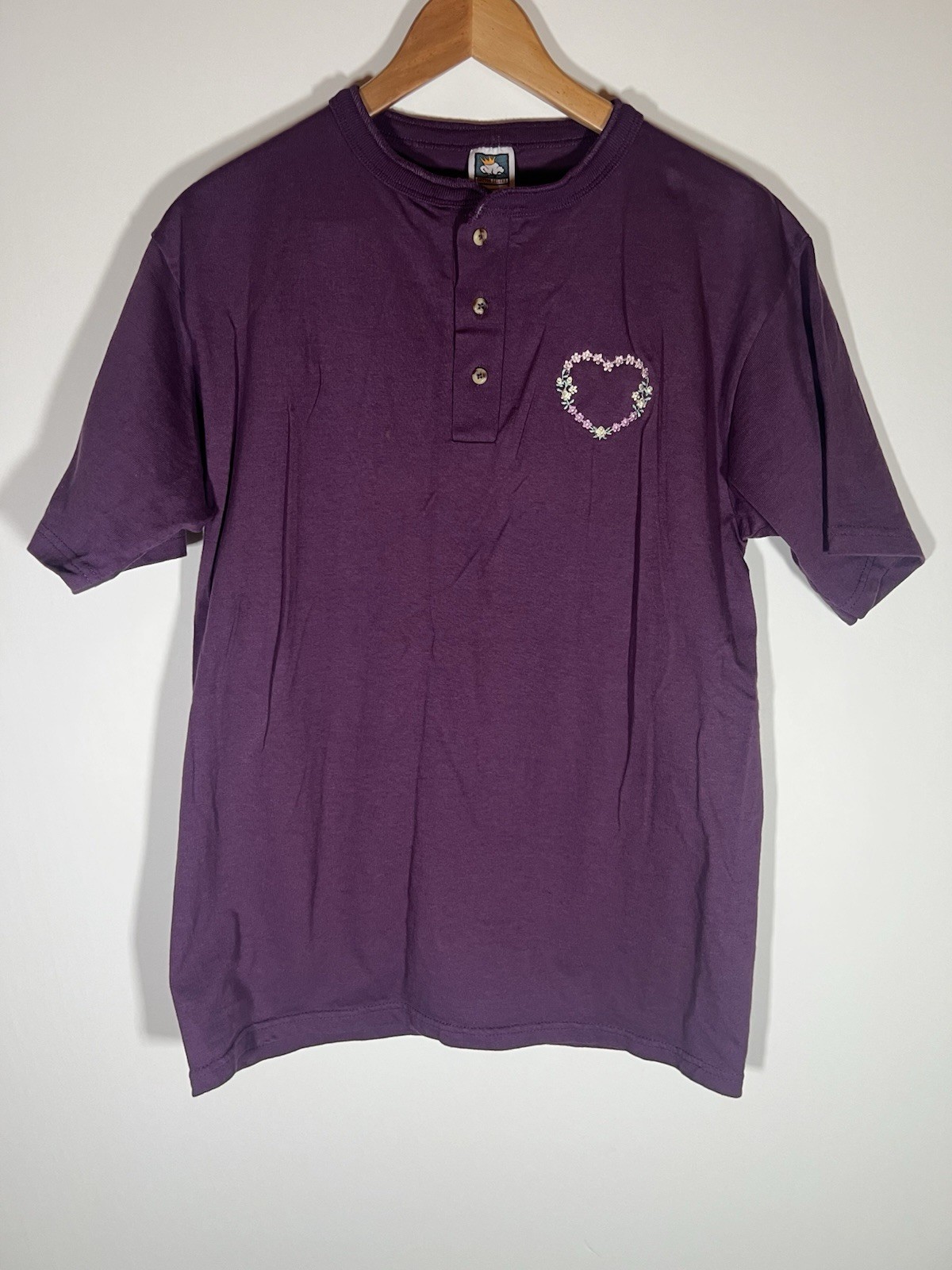 Vintage 90s Grandmacore purple henley embroidered floral heart M tshirt