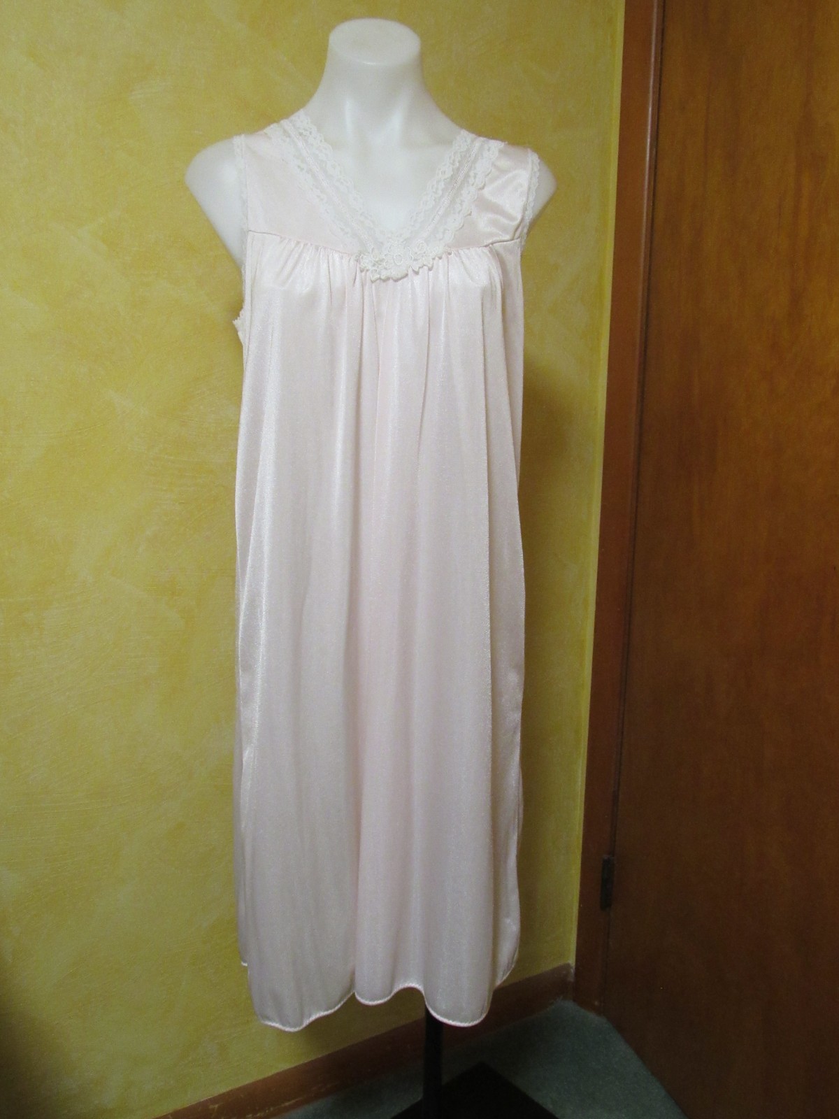 VINTAGE CARRIAGE COURT SEARS PINK SILKY SOFT NYLON LACE NIGHTGOWN M SISSY