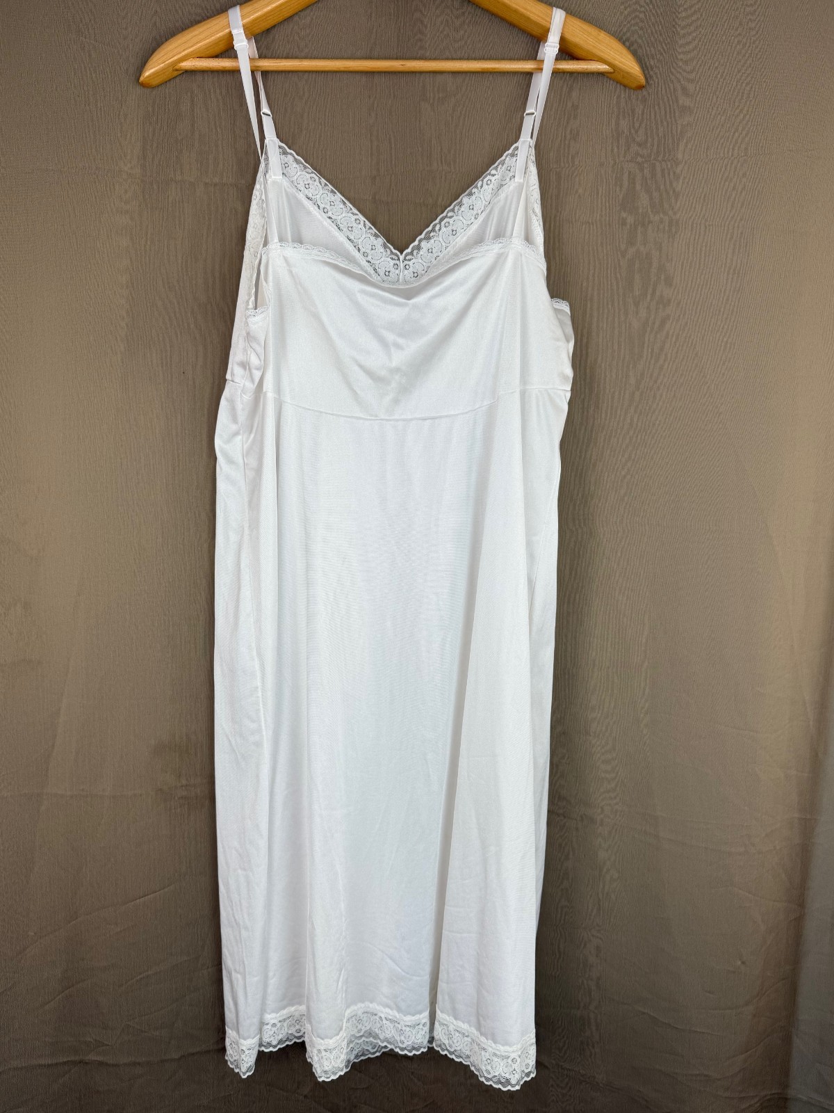 VTG Vanity Fair Full Slip Womens 26″ 40/46 Silky White Nylon Made in USA 80’s