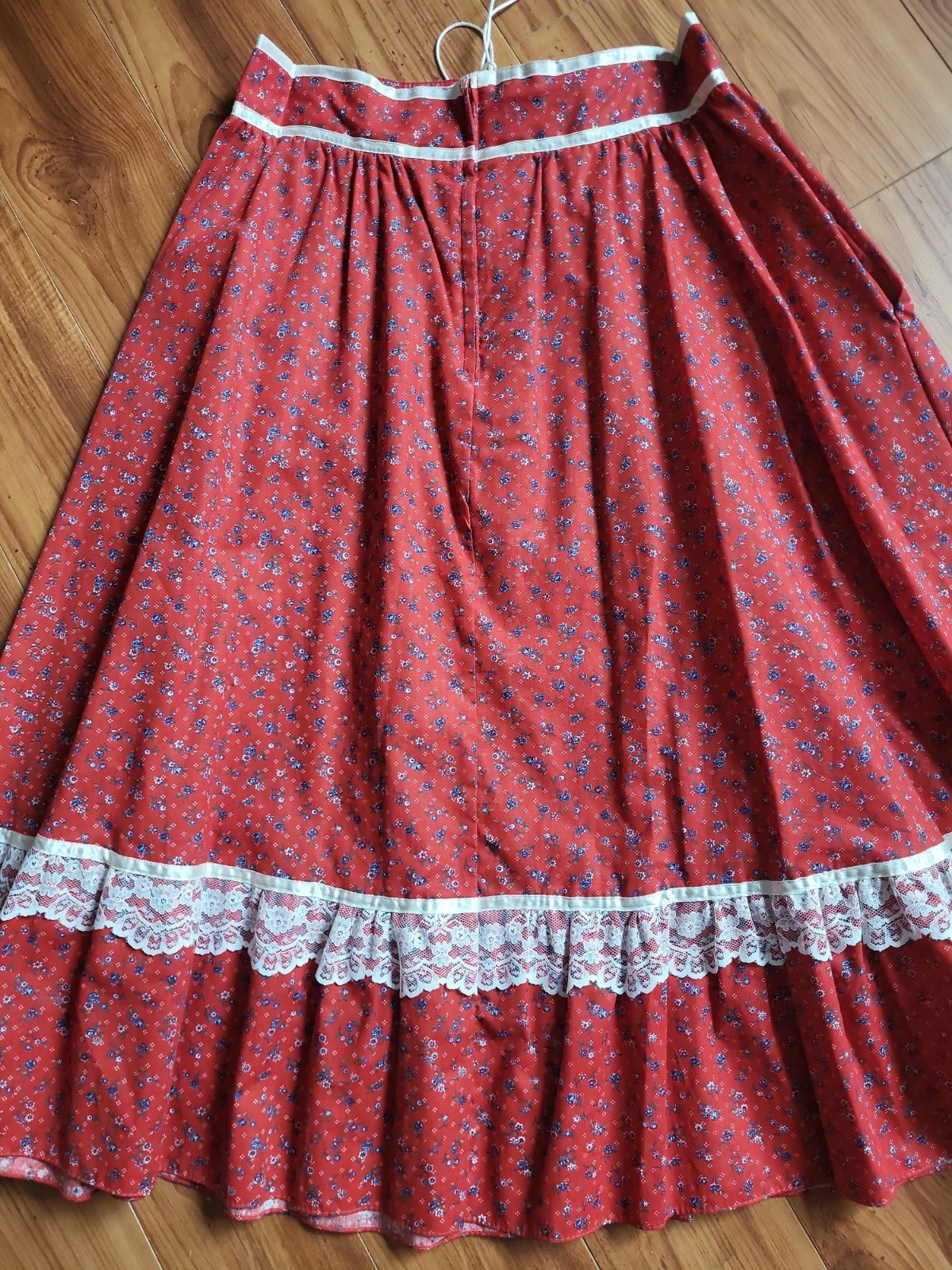 Vintage Gunne Sax Red /Blue Tiny flower Skirt. With Lace. Sz 13