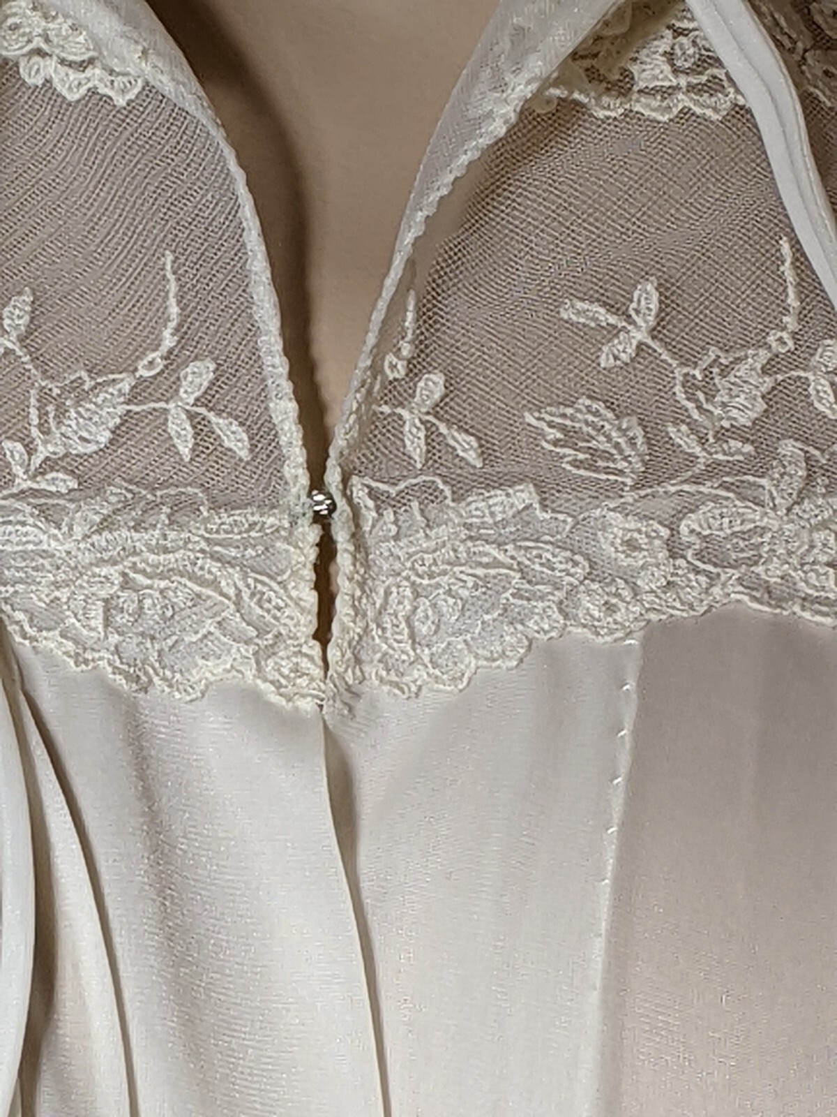 Vintage 1950s Vanity Fair ELEGANT Chantilly Lace Dressing Gown Peignoir Robe 34