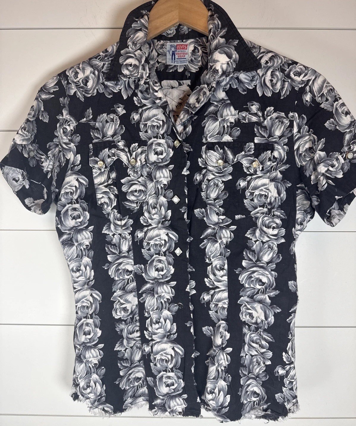 Vintage Levis Western Wear Pearl Snap Shirt Short Sleeve Black Floral Cotton