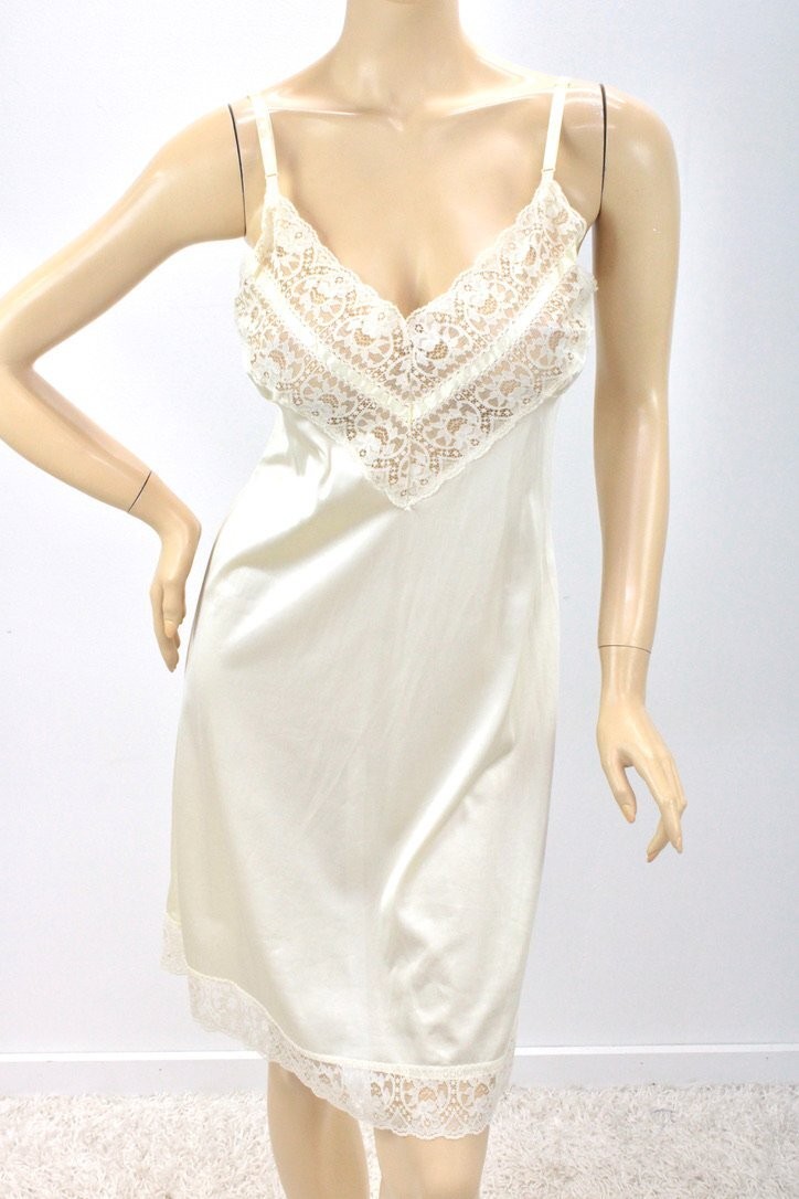 Vintage Full Slip size 38 Creamy Soft Nylon Beautiful Wide Lace at Bust