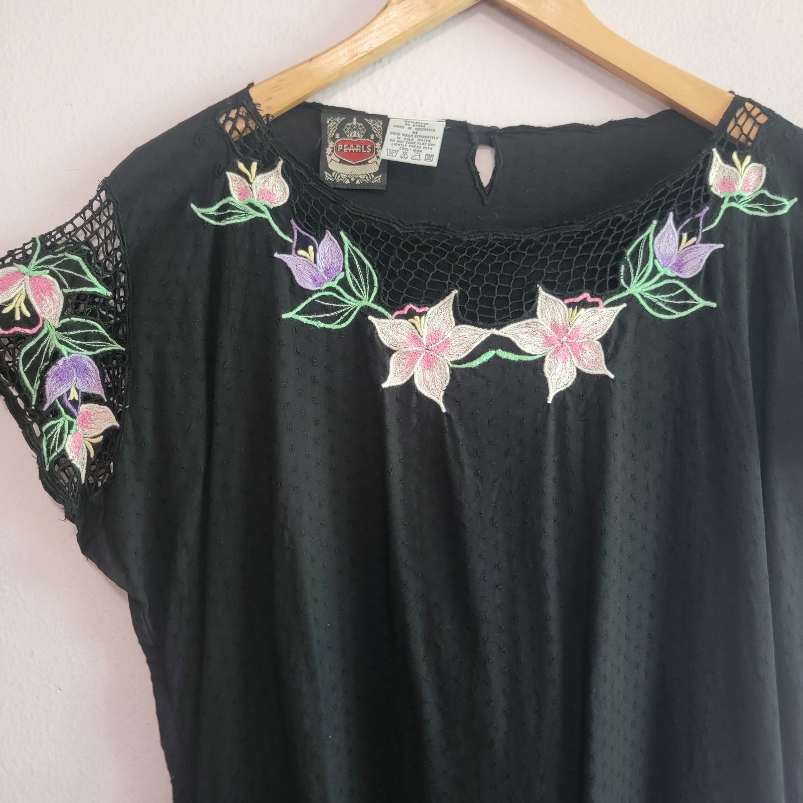 Vintage 80’s Black Cutwork Embroidered Floral Cap Sleeve Top Indonesia Womens M