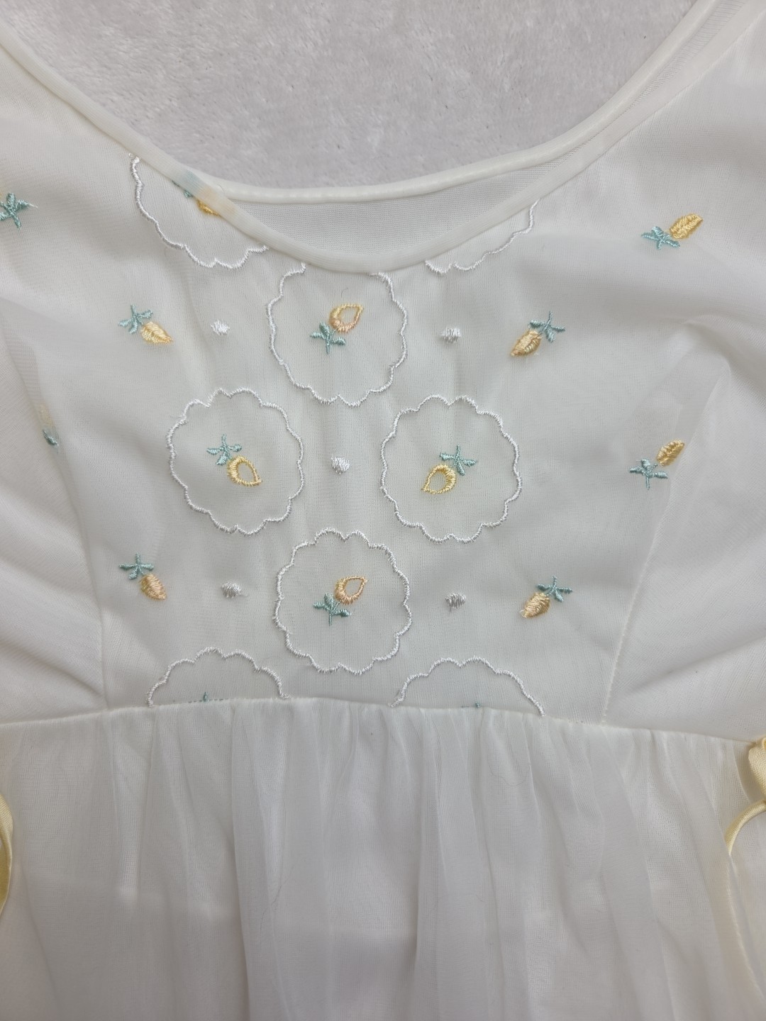 Vtg Miss Elaine White Embroidered Ruffle Partial Sweep Layered Chiffon Size M