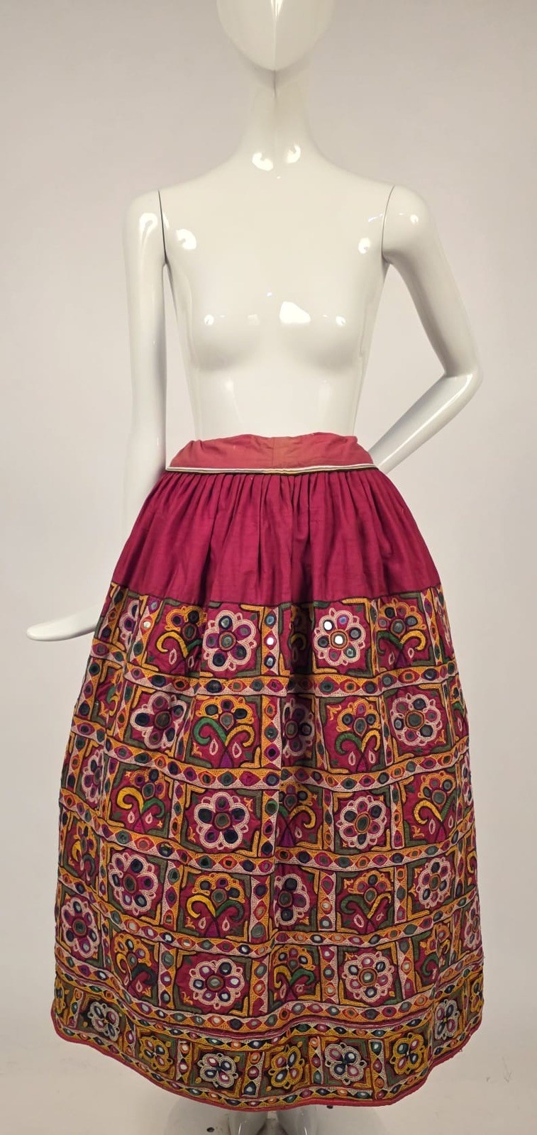 19TH C INDIAN HAND EMBROIDERED FLORAL SKIRT W SHIMMERING SILVER MIRROR DETAILS