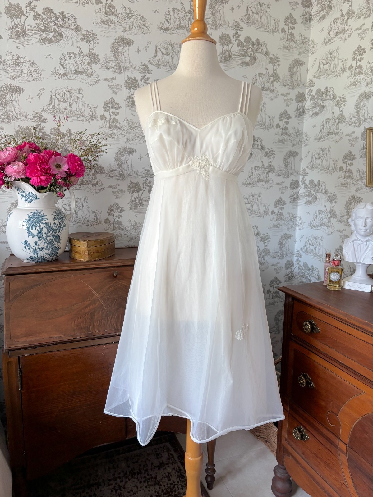 Vintage 60s Laros Short White Nightgown with Appliques: Bridal Wedding Lingerie