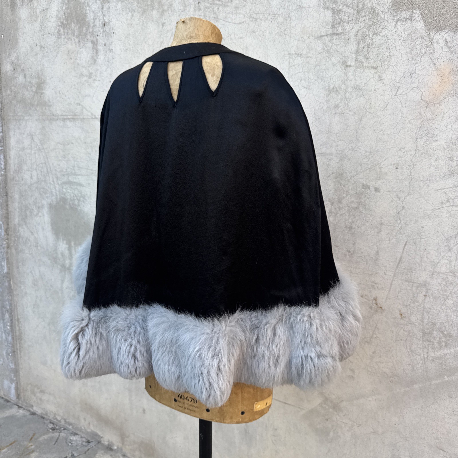 Vintage 1930s Black Silk & Grey Fur Capelet Keyhole Back Art Deco Dress Cape