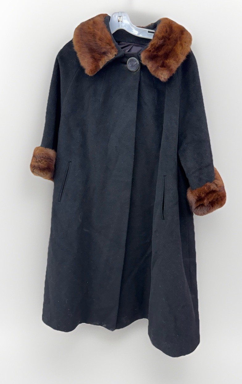 Vintage 1960s Wool Coat with fur collar And Trim Union Made, A-Line Size Large