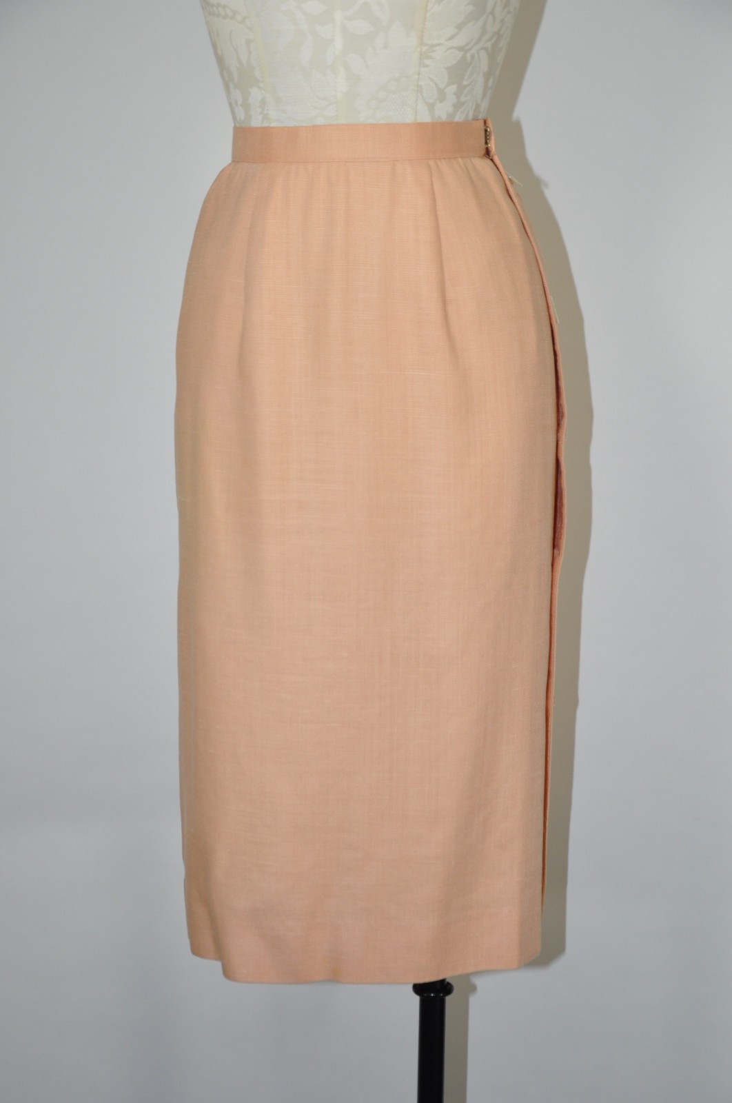 1980s Oscar De La Renta Peach Linen Puff Sleeve Two Piece Pencil Skirt Suit S