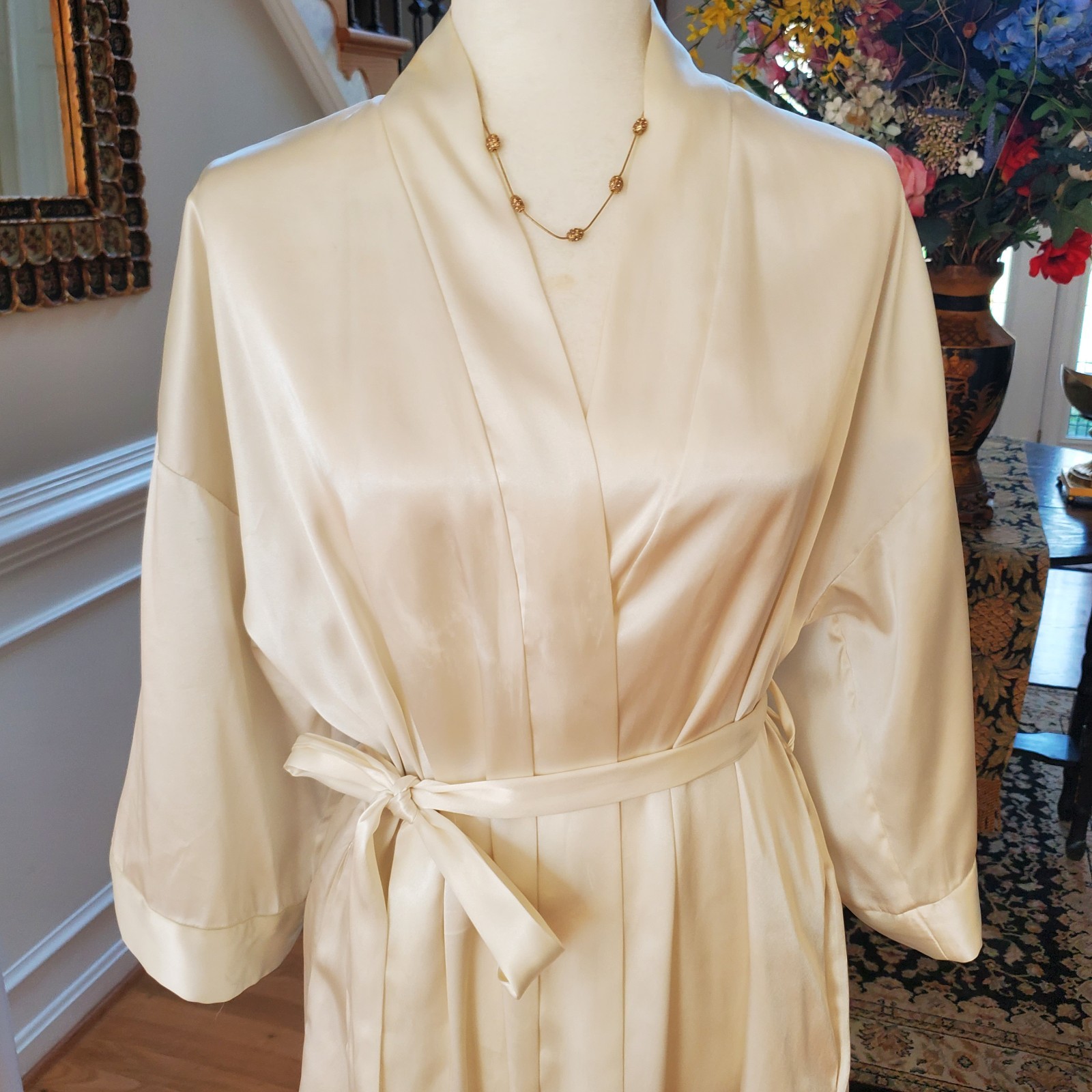 Vintage Romantico by Intimo Cream Silky Robe w Belt & Designer Goldtone Necklace