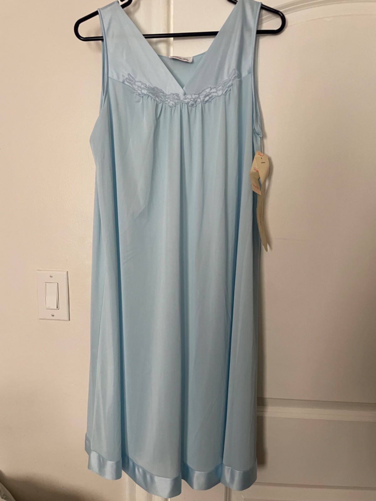 NWT (USA made) Original Vanity Fair Nightie Knee Length Med