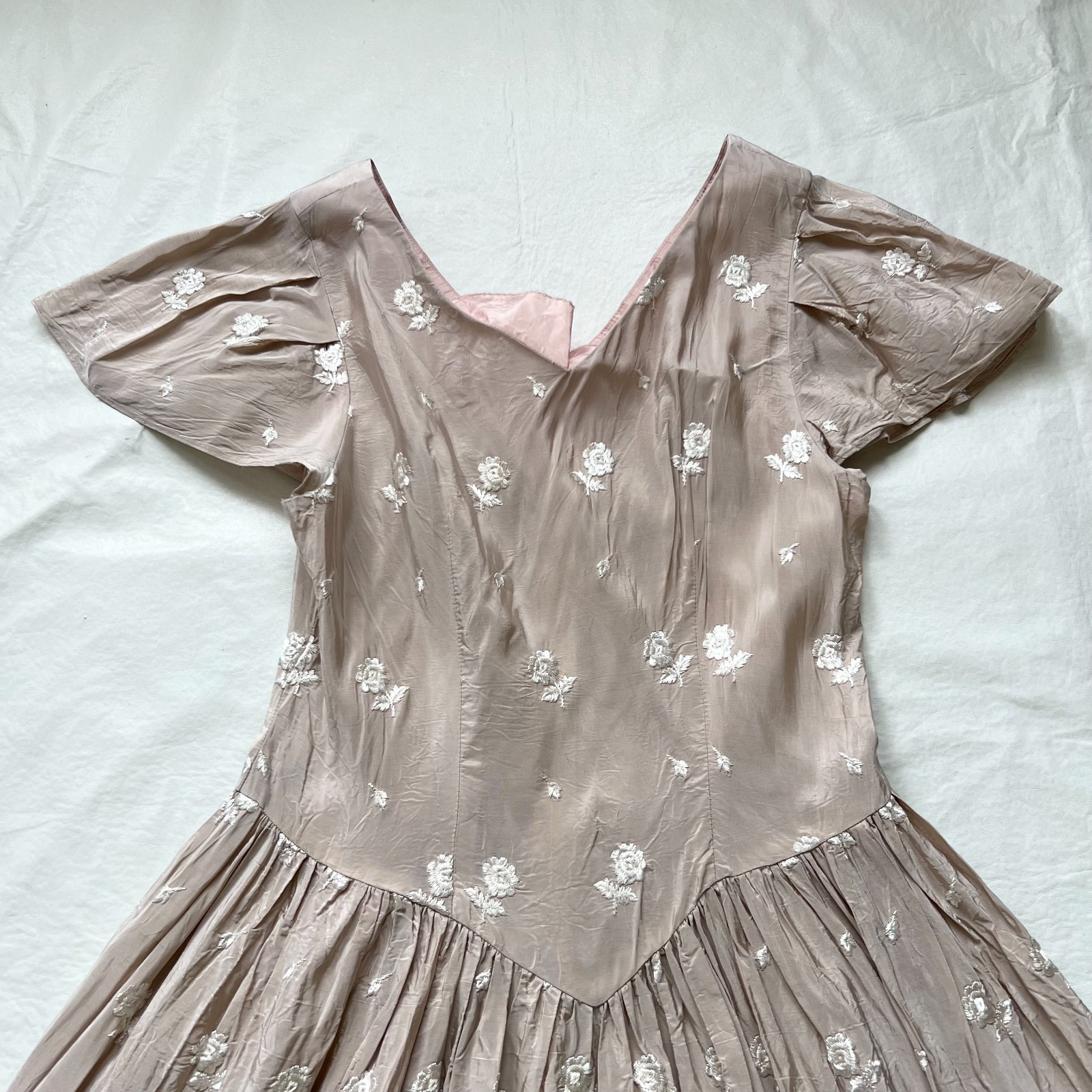 Vintage dress 80s does 50s taupe beige short sleeve embroidered flowers size 4
