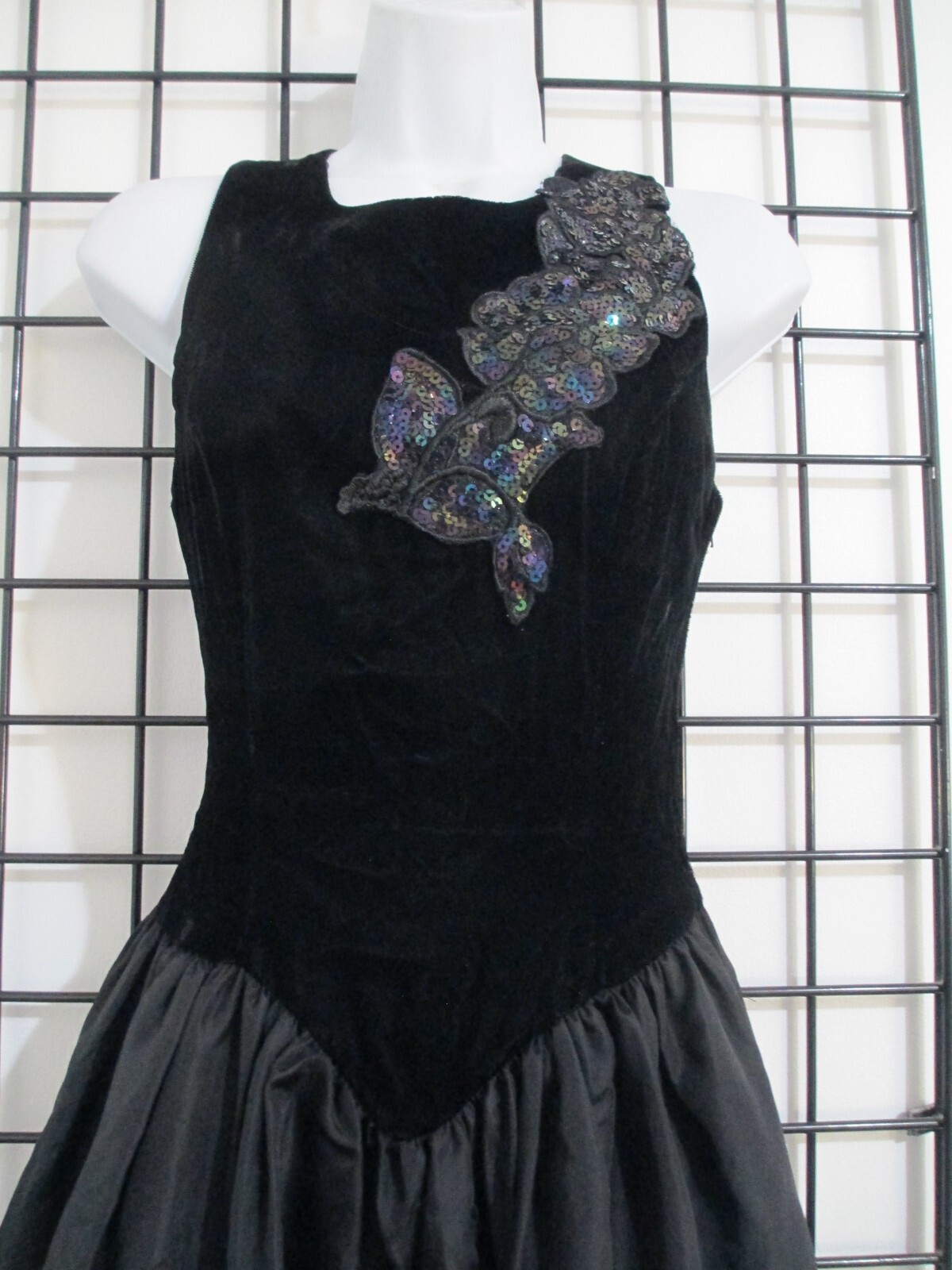 VINTAGE GUNNE SAX 🌸 3 / 32″ BUST/ 23″ WAIST=VELVET BODICE / SATIN SKIRT DRESS