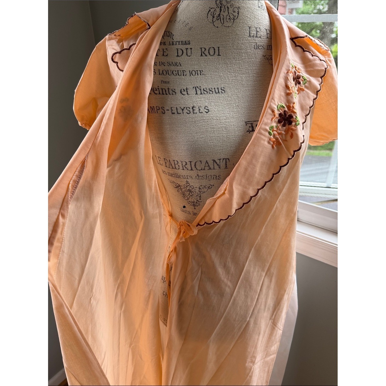 Seats 1970’s peach cotton embroidered robe duster wrap dress small