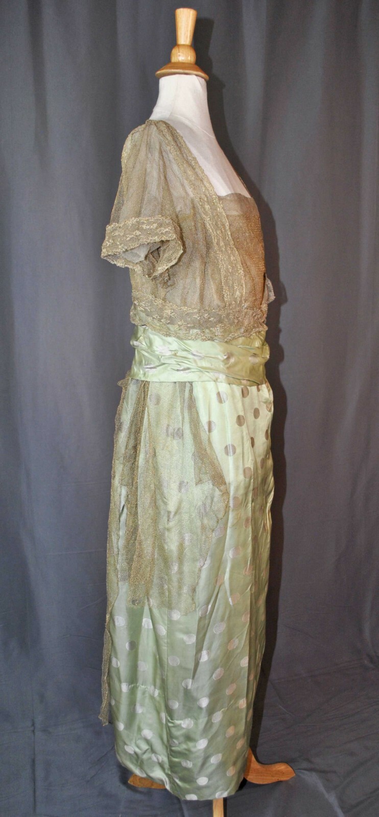 FLAPPER SILK SATIN EVENING DRESS, 1920s, METALLIC LACE TRIM AND NETTING