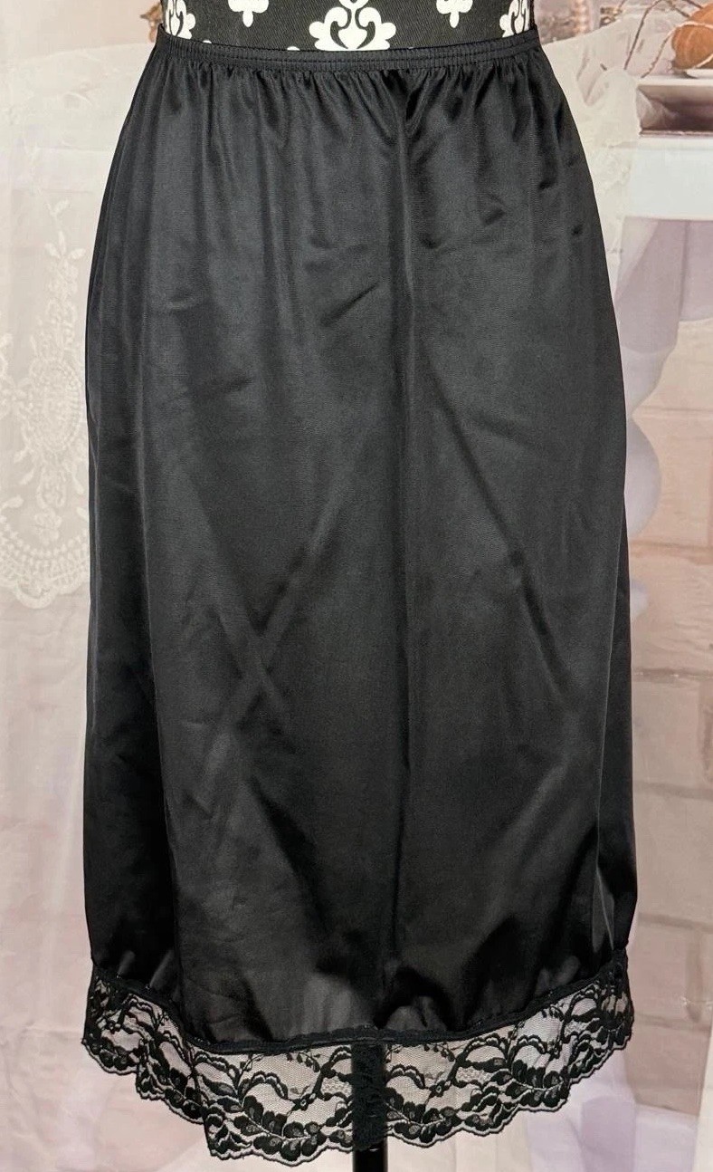 VTG 90’s Vassarette Black Elastic Waist Wide Laced Hem Nylon Half Slip M / 28”