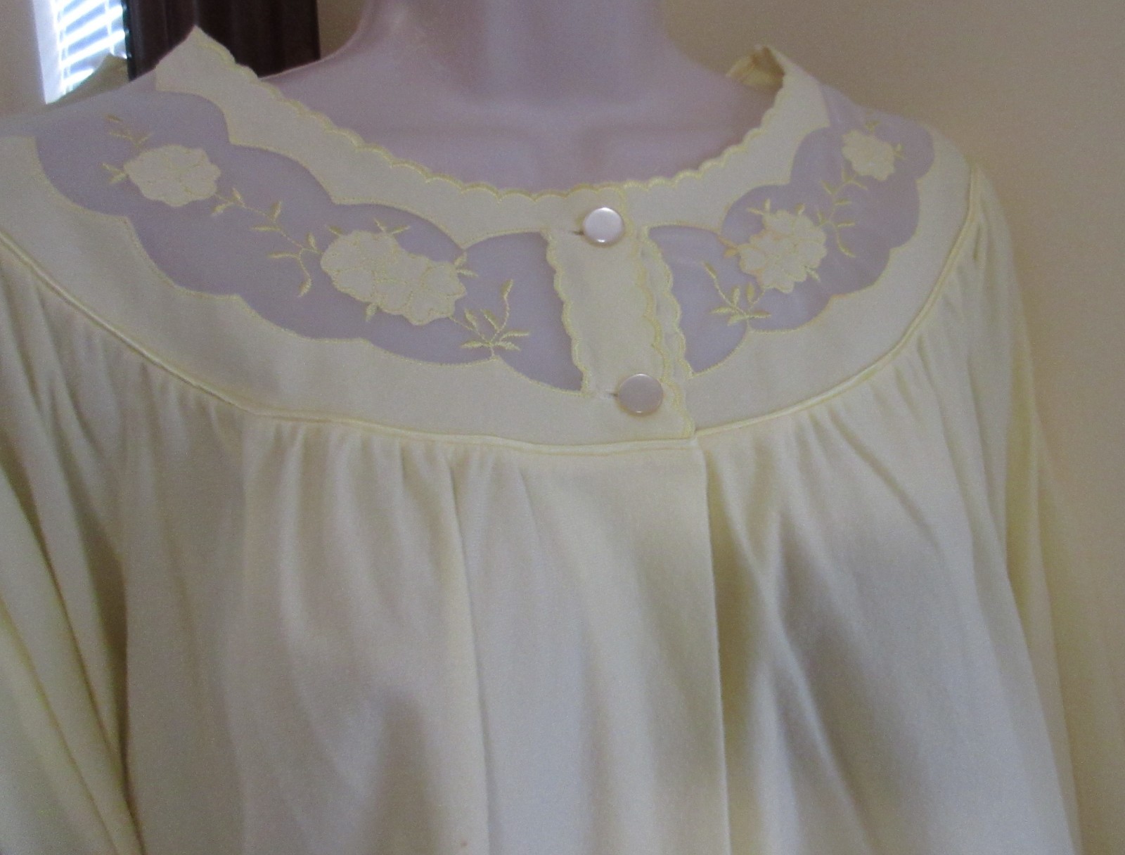 1960’s BED JACKET SCHRANK VANYLAIRE collection BRUSHED nylon WARM sz MEDIUM USA
