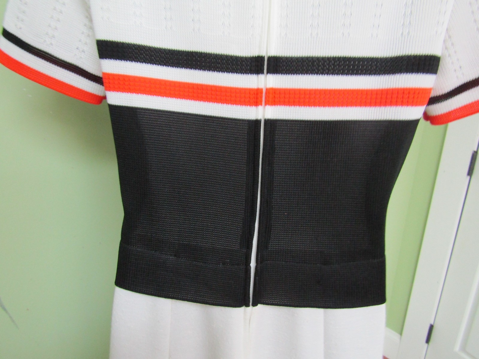 VINTAGE WHITE, BLACK, & ORANGE POLYESTER DRESS / JONATHAN LOGAN / 34″ BUST