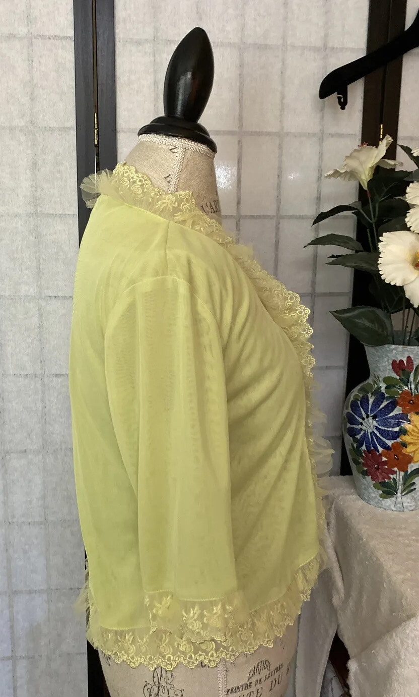 Tiny Beans VTG 60s/70s Wom S Lace & Ruffled Robelet Crop Bed Jacket MI Hong Kong