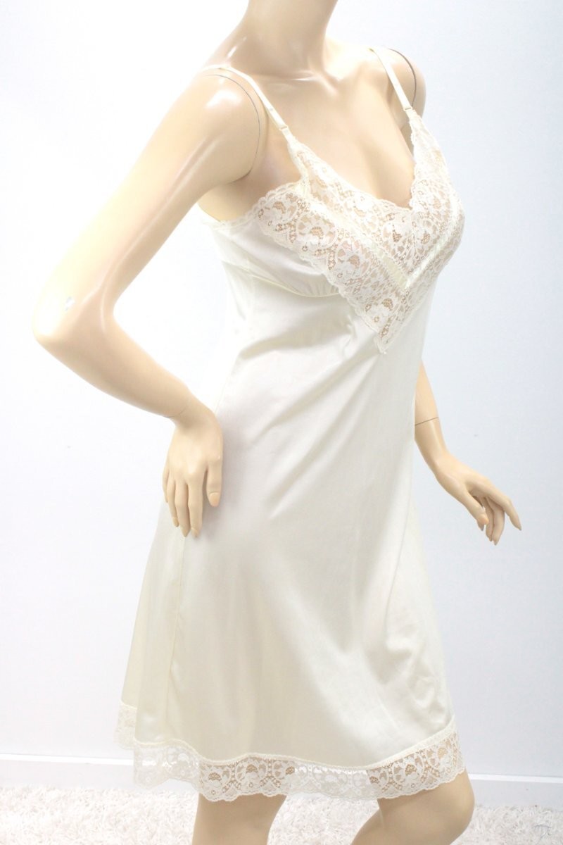 Vintage Full Slip size 38 Creamy Soft Nylon Beautiful Wide Lace at Bust