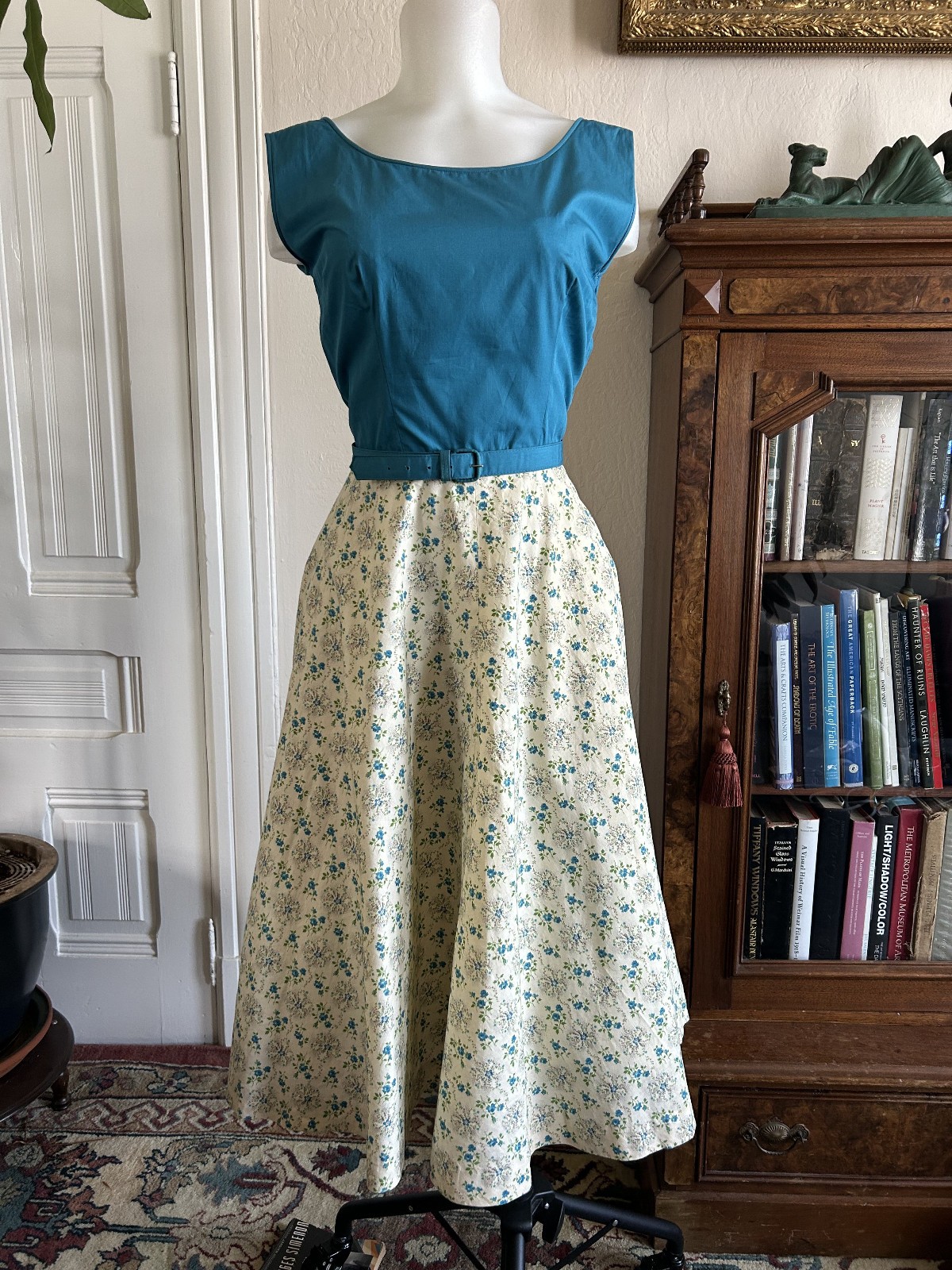 Vintage 1950s Floral Cotton Day Dress Casual Light Classic Full Skirt Belted 28