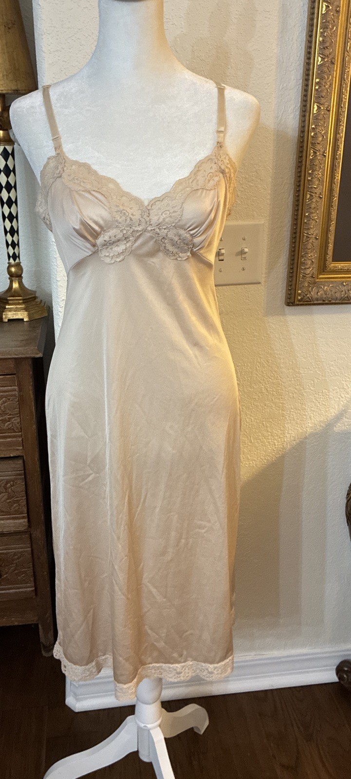 Vintage Vassarette Full Slip Dress Womens 32 L Lace Trim Lingerie Beige USA