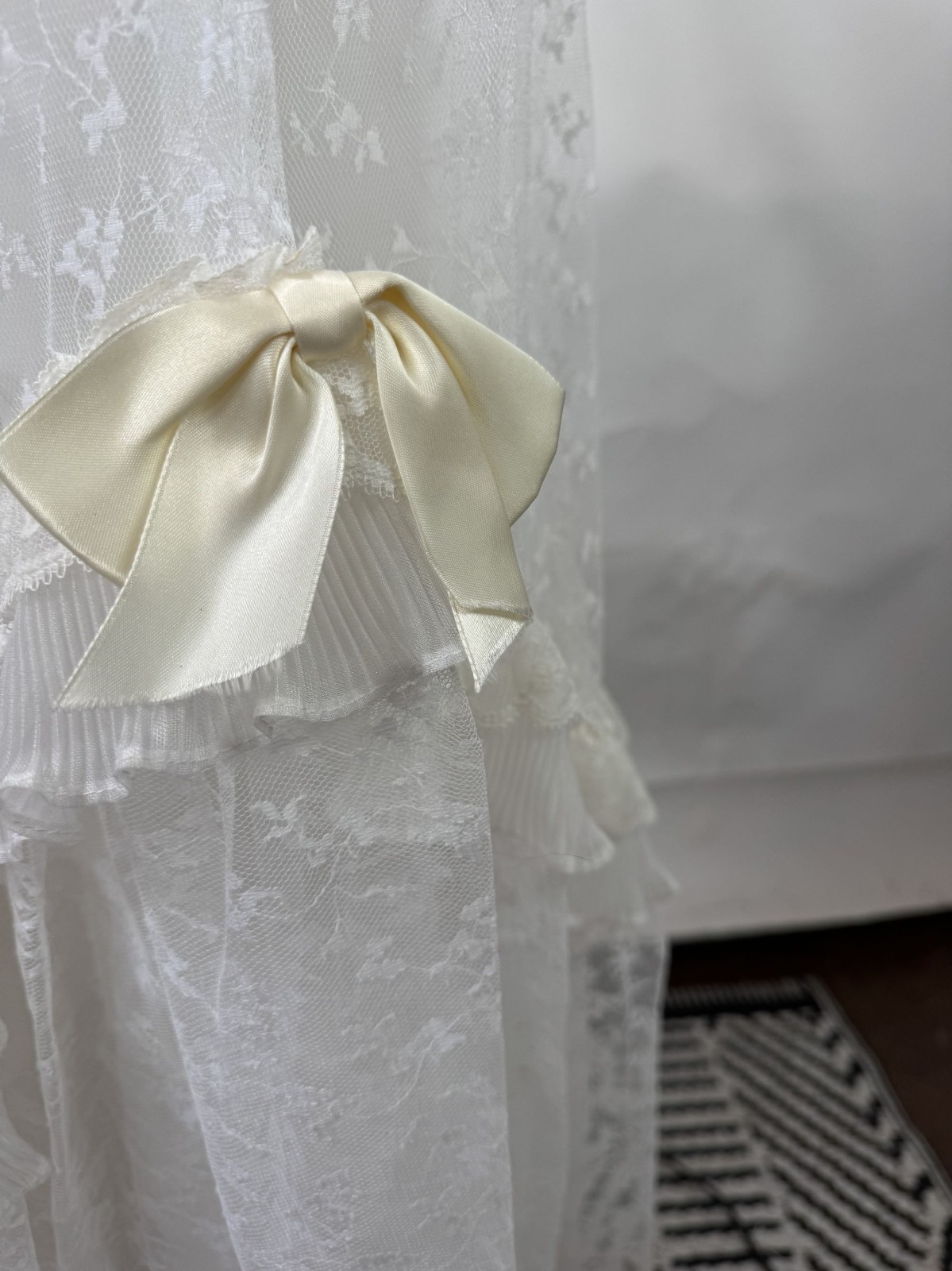 Vintage 70s White Lace Wedding Dress Size 8 With Satin Ribbons & Ruffled Necklin