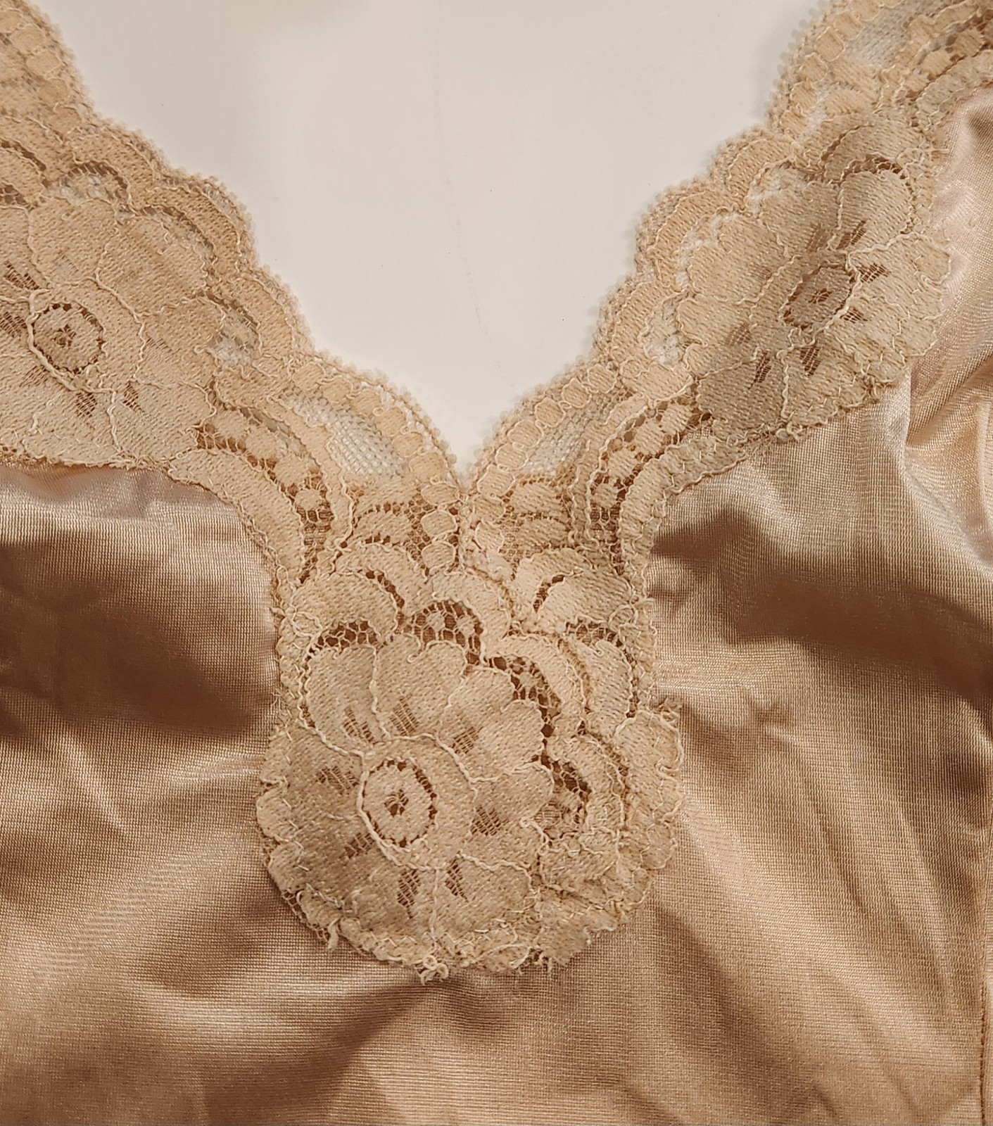 Vintage VASSARETTE Camisole Tank Top Beige Sz 32/XS Silky Nylon V-Neck Lace Trim