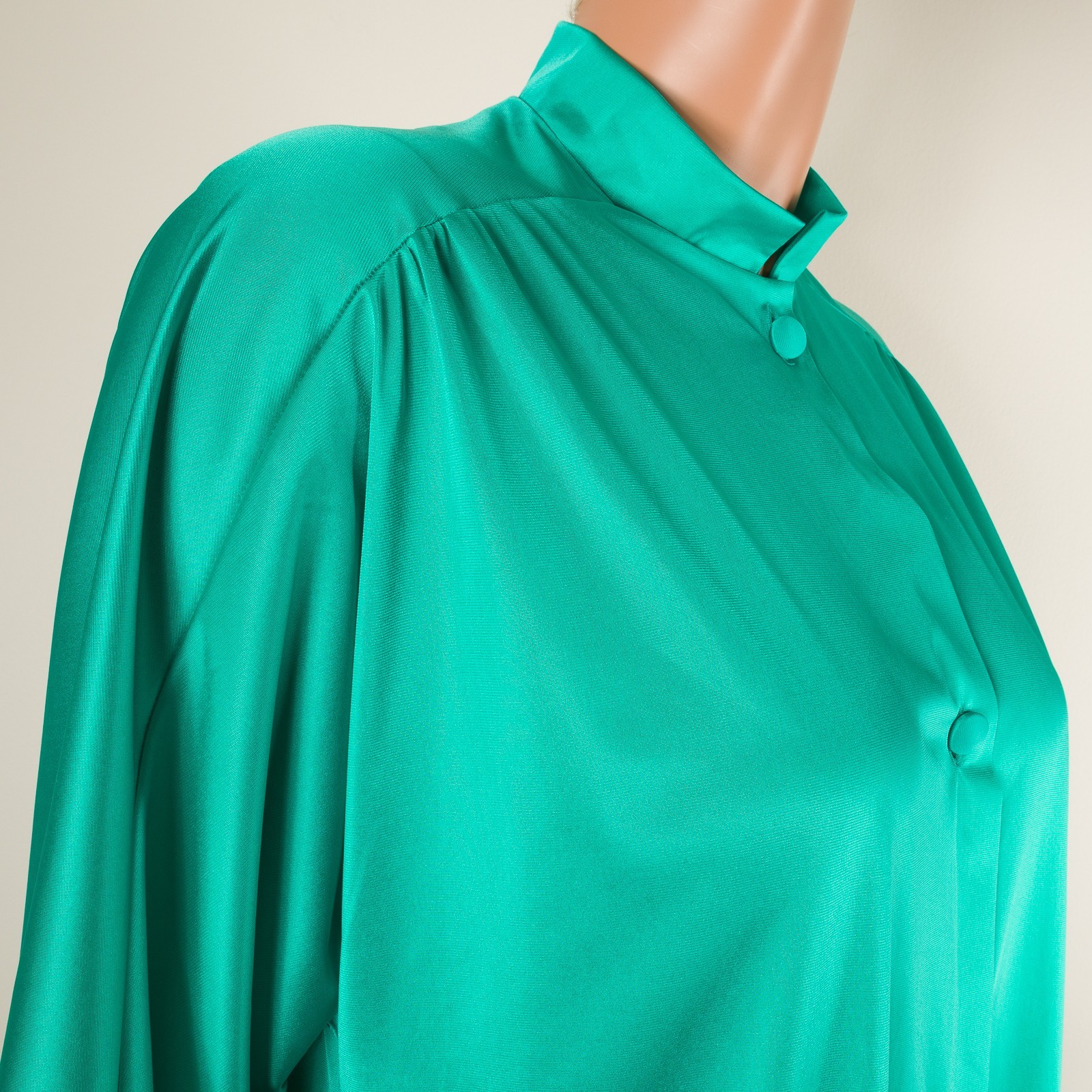 VTG VANITY FAIR Green Robe MEDIUM Nylon Band Collar 3/4 Sleeve Button Pocket USA