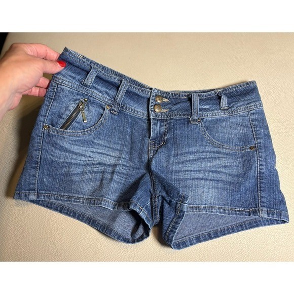 Junior women’s size 11 Paris Blues short denim shorts. Y2K. Vintage.