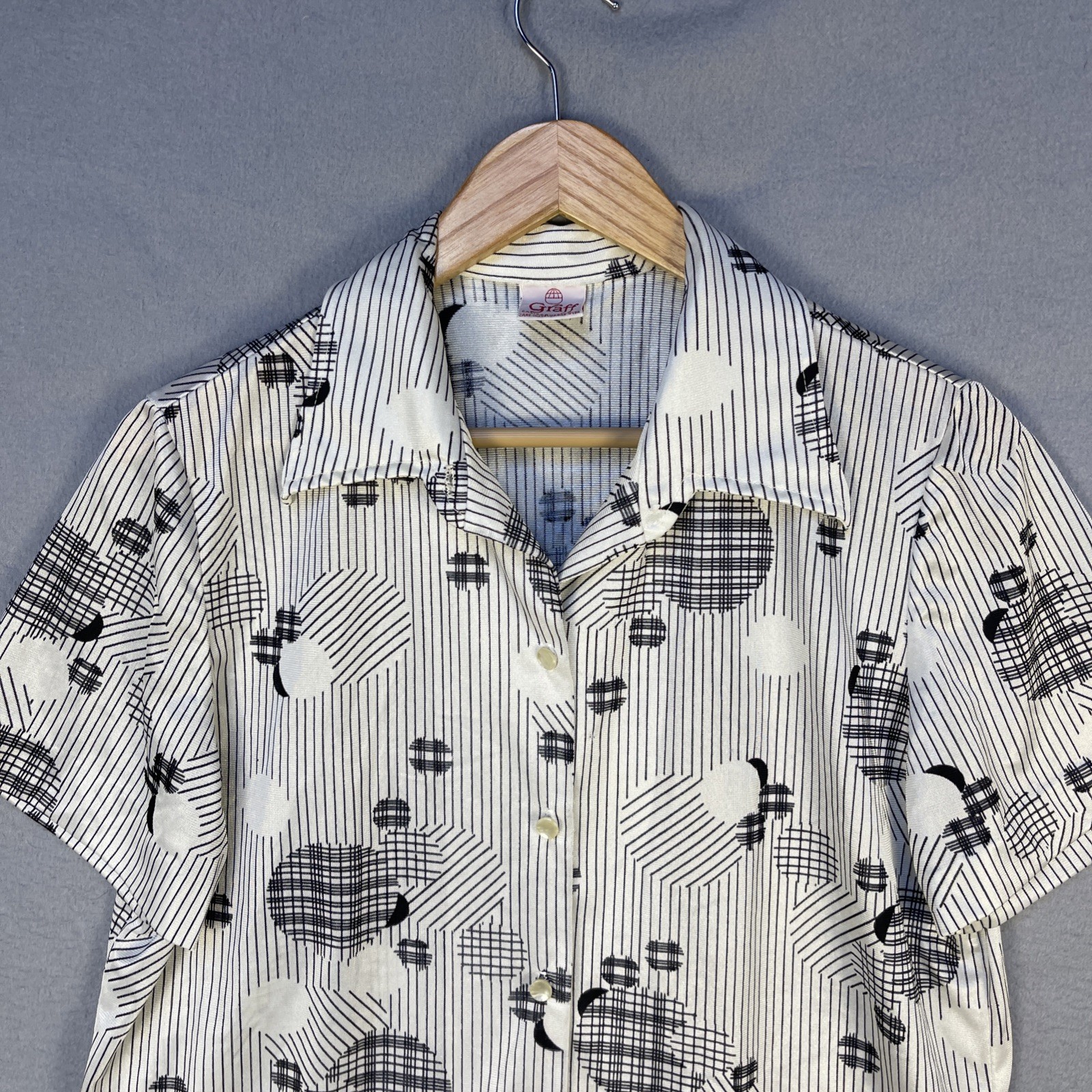 VTG 80s Button Up Top Sz M Black White Abstract Pattern Dagger Collar Silky