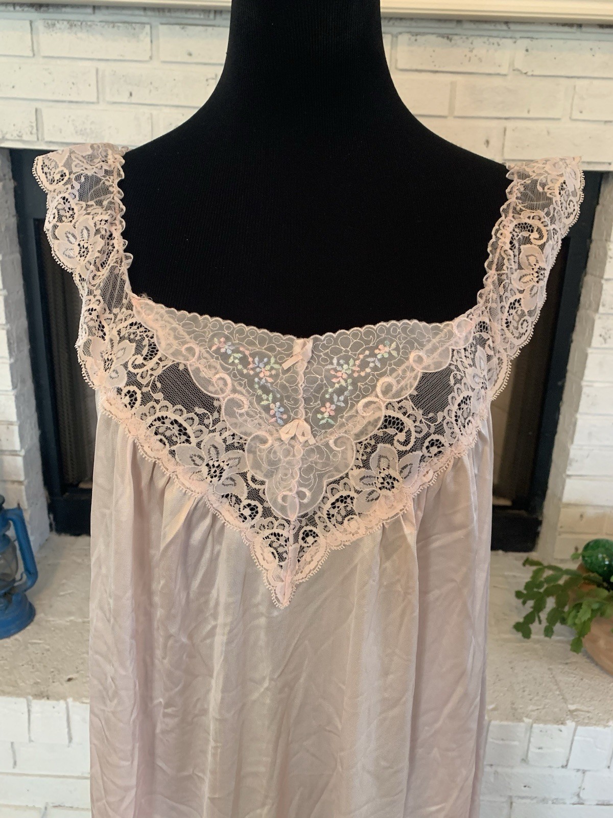 Vintage Vanity Fair Night Gown Robe Set Pink Nylon Embroidered Lace Size Small
