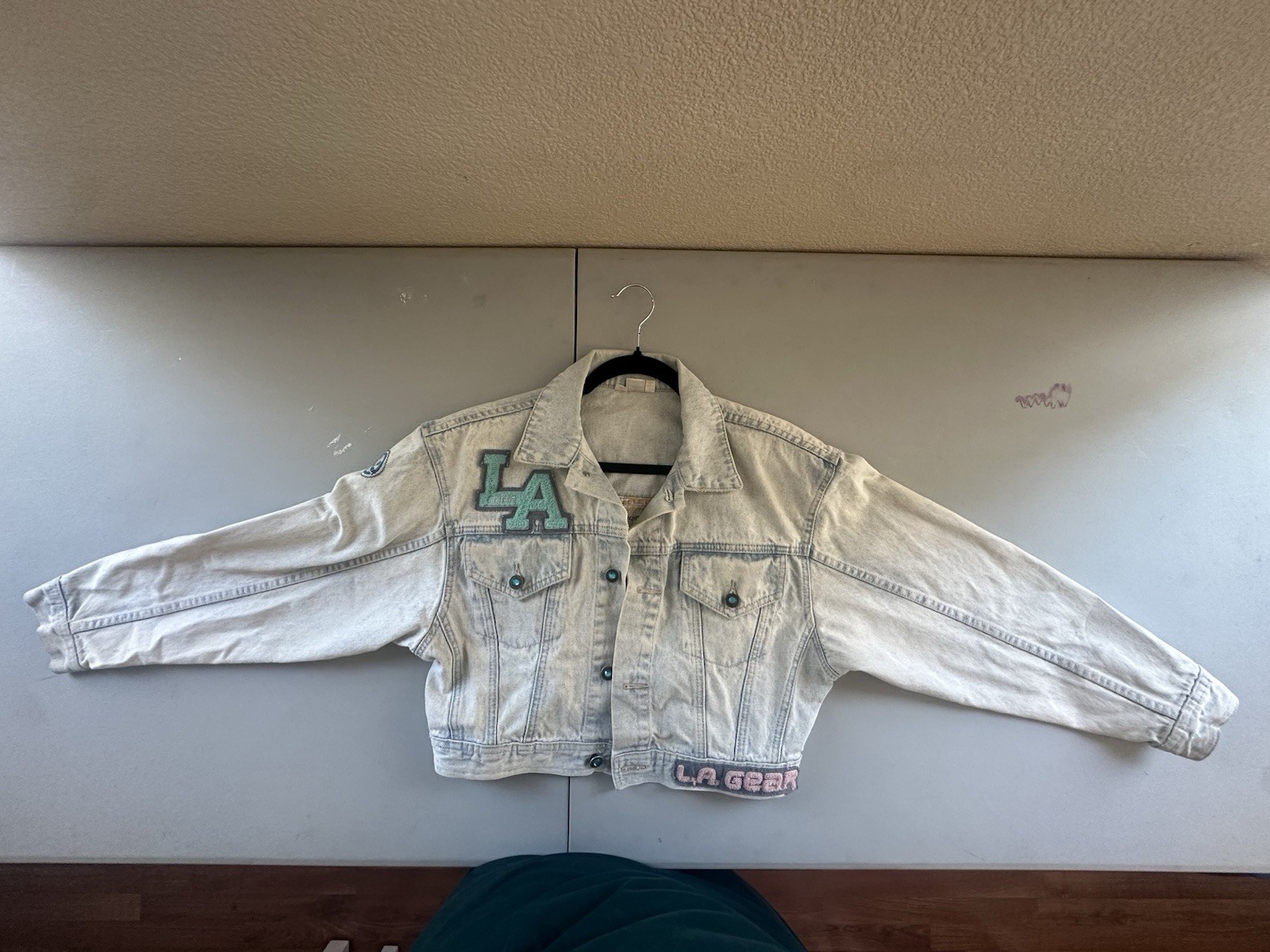 Vintage LA Gear Cropped Denim Jacket M Acid Wash Chenille Patch 80s Hong Kong