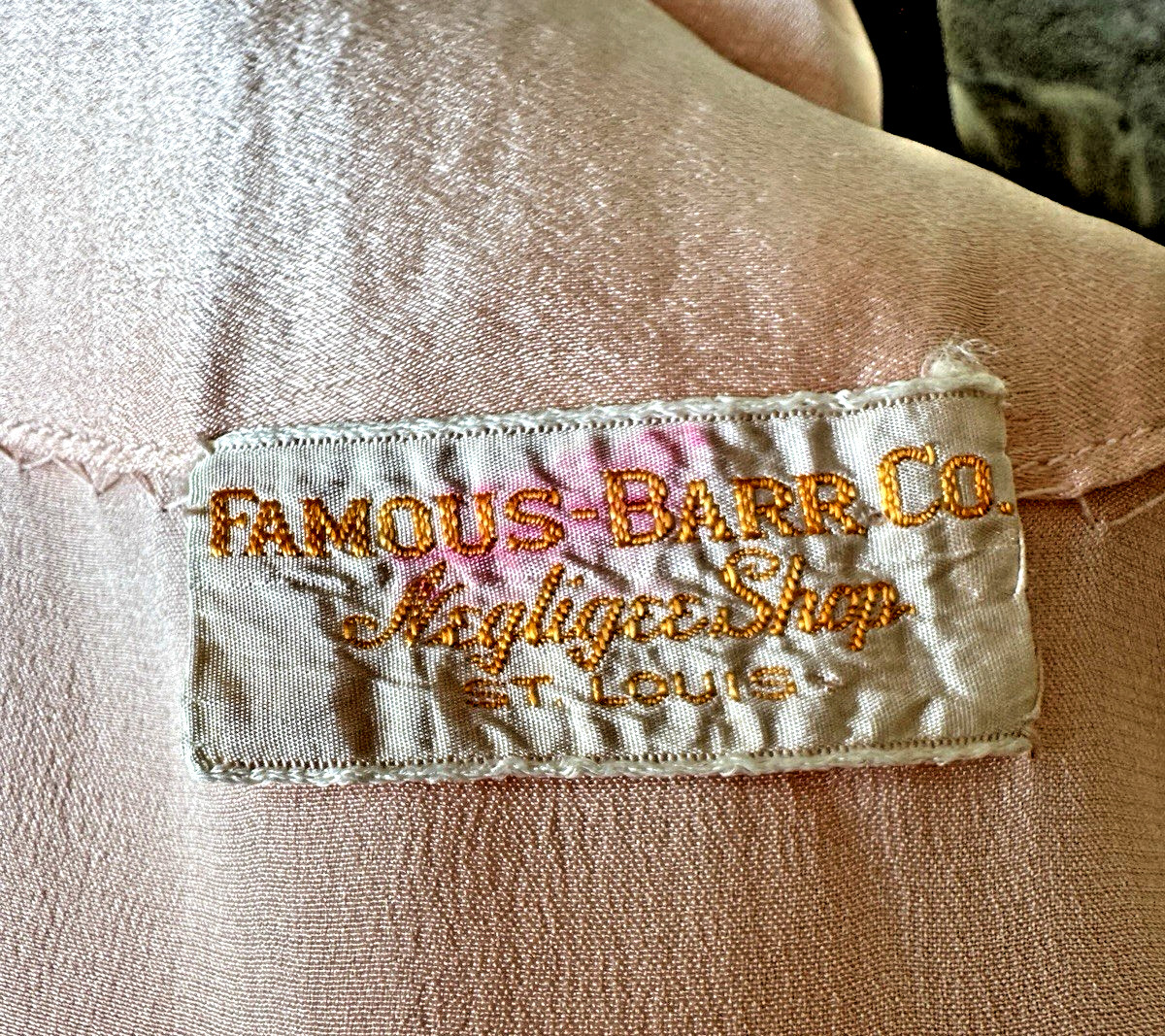 1930s FAMOUS-BARR Peachy Pink SILK NEGLIGEE Boudoir Robe Peignoir S Lace Trim