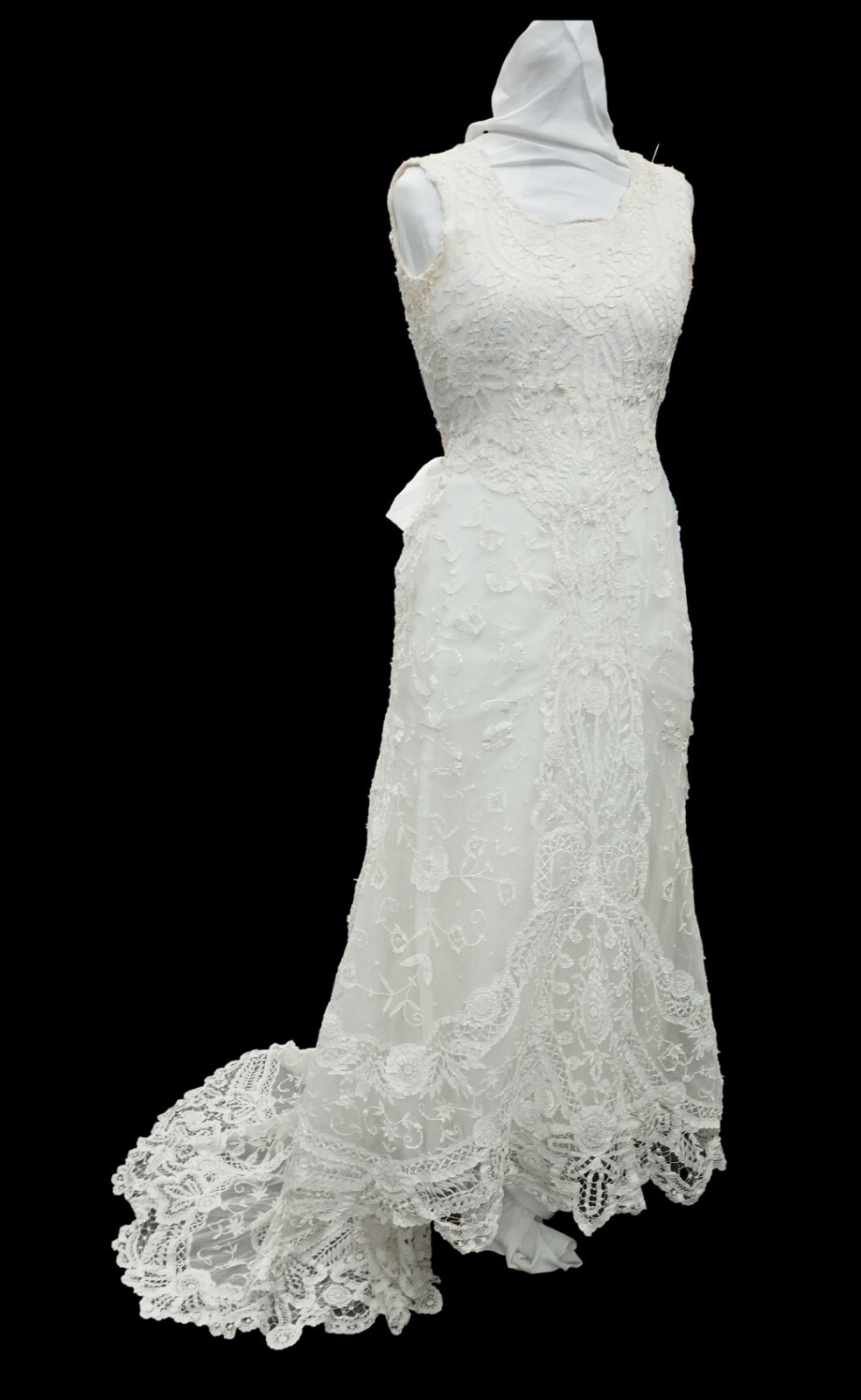 EXCEPTIONAL WEDDING DRESS. WITH TRAIN. HAND EMBROIDERED LACE. SPAIN. 19TH-20TH