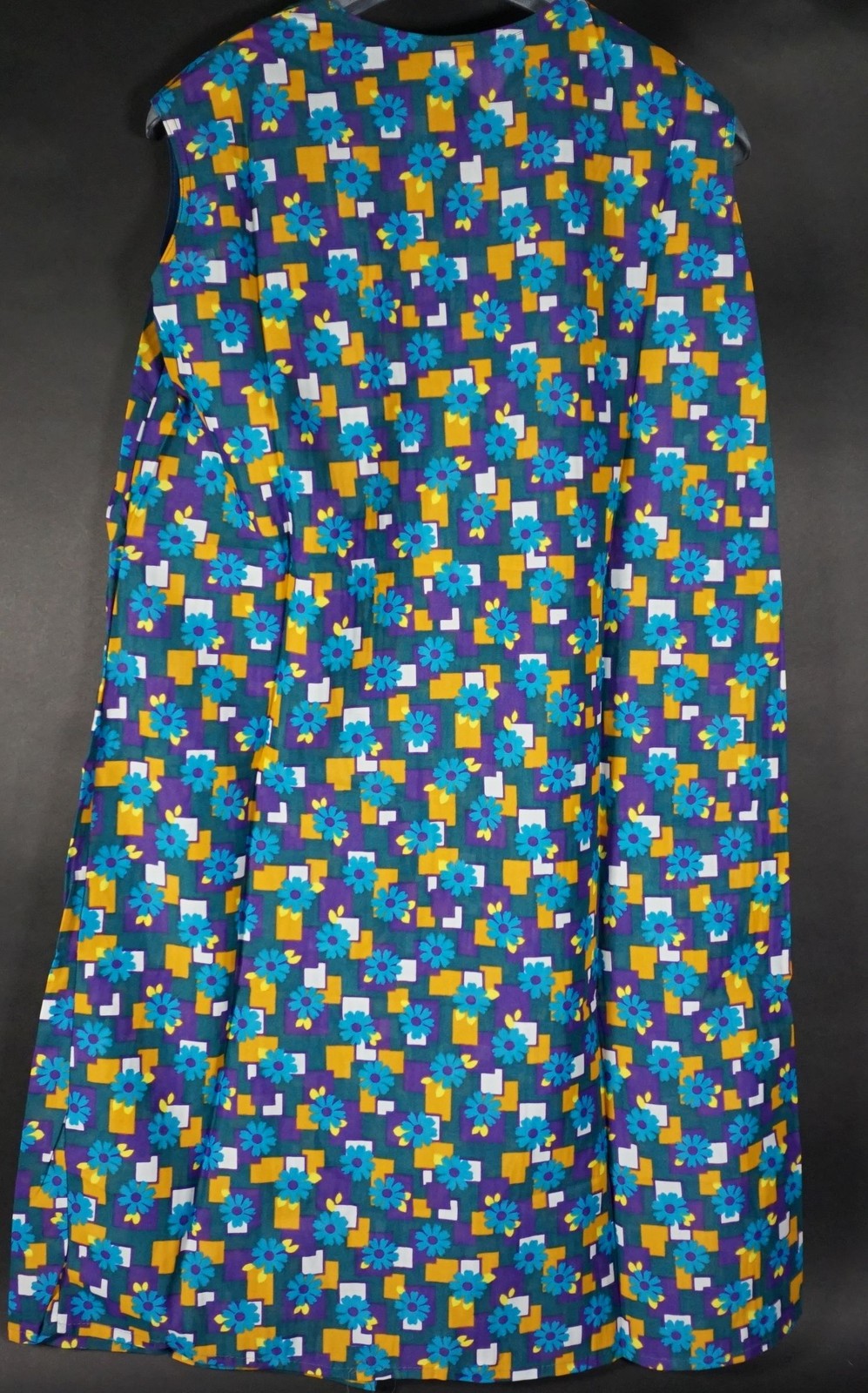 True Vintage Sexy Smock Apron House Dress Floral Pattern 100% Nylon Size 42