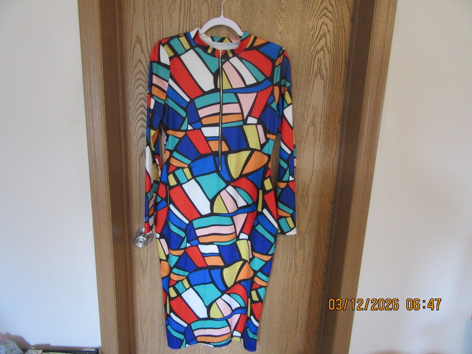 Vintage 60s 70s abstract dress with long sleeves and zippered front.